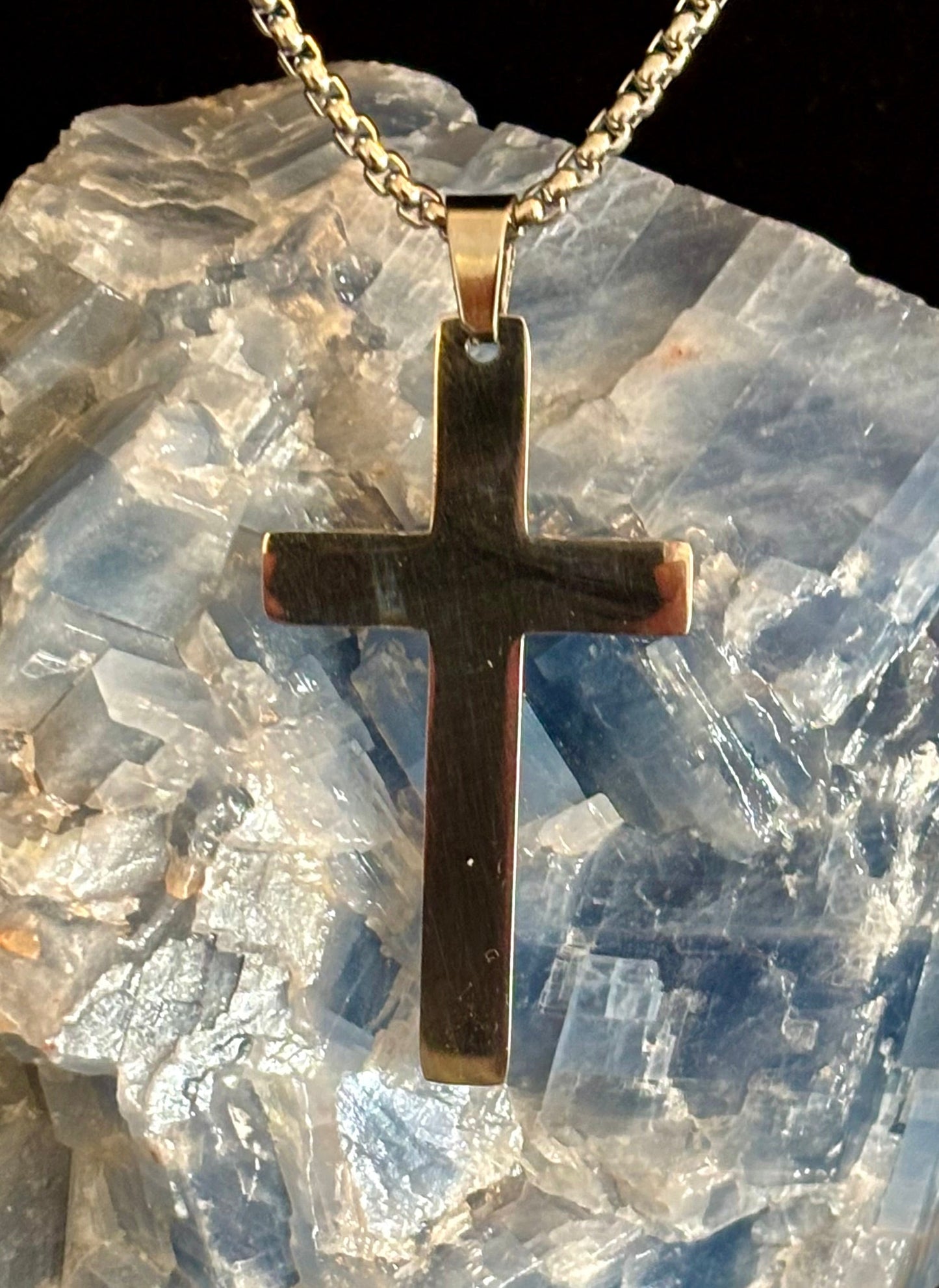 Collar de Cruz de Acero Inoxidable – Un Símbolo de Fuerza, Equilibrio y Autoexpresión