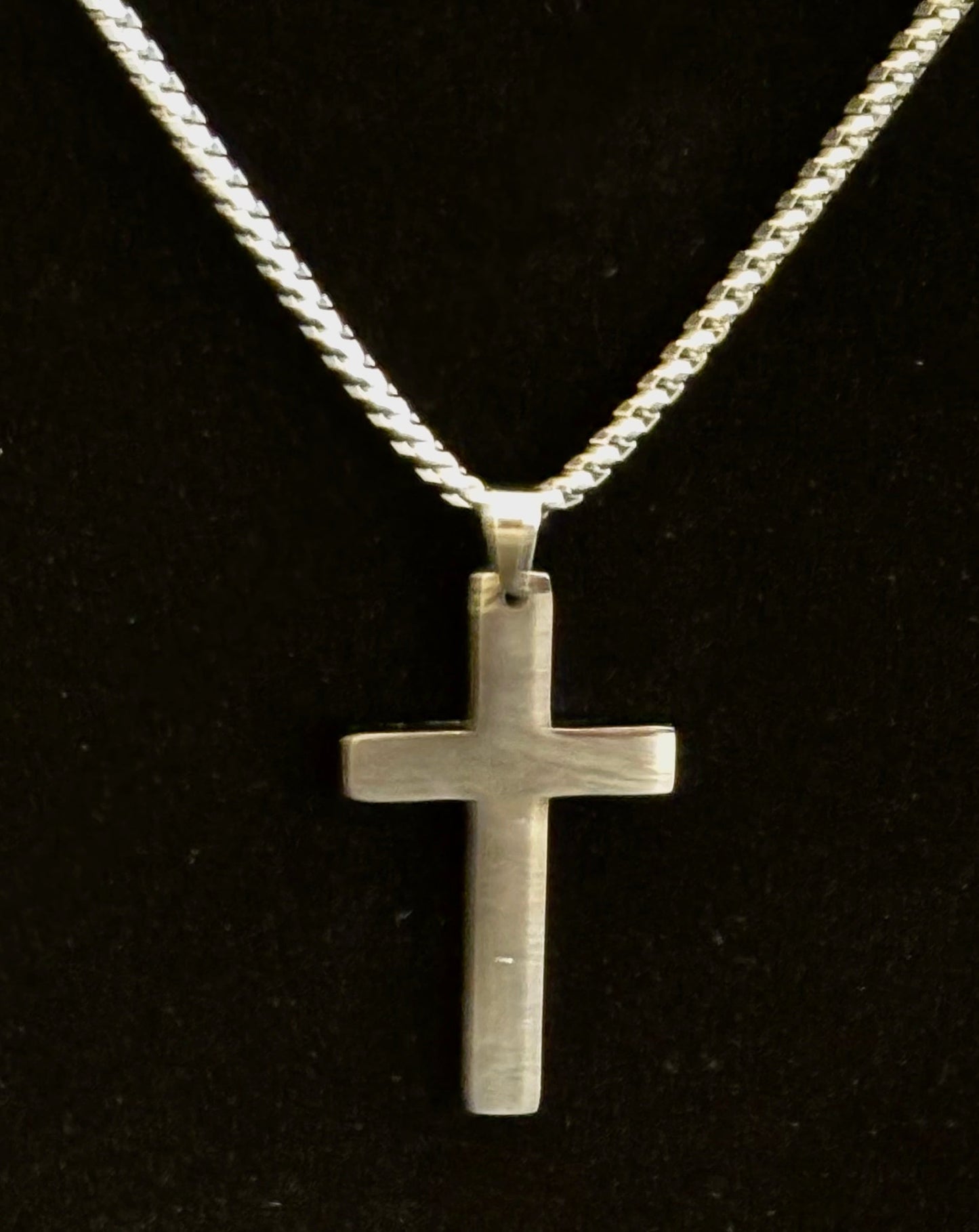 Collar de Cruz de Acero Inoxidable – Un Símbolo de Fuerza, Equilibrio y Autoexpresión