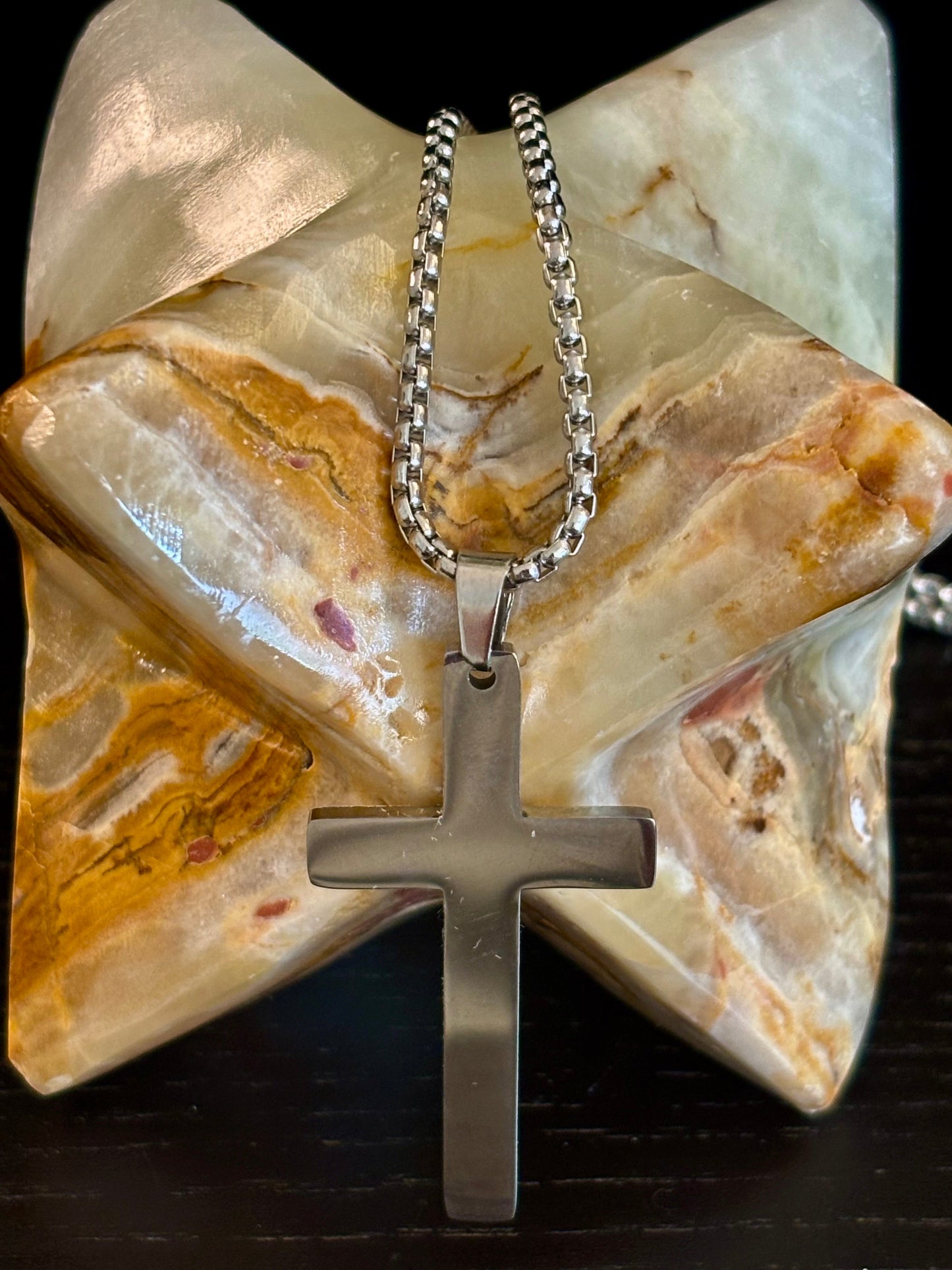 Collar de Cruz de Acero Inoxidable – Un Símbolo de Fuerza, Equilibrio y Autoexpresión