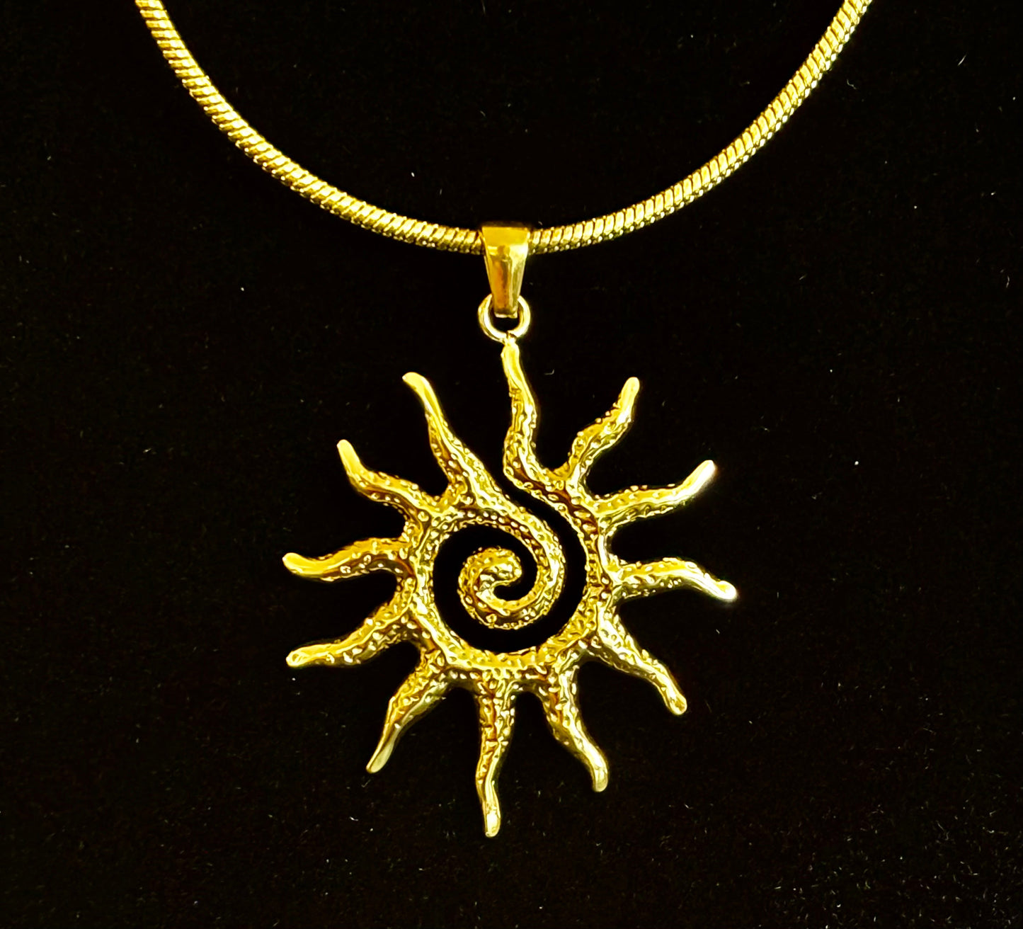 Collar con Colgante de Tótem Solar Vintage – Resplandor Dorado para Fuerza Interior y Estilo
