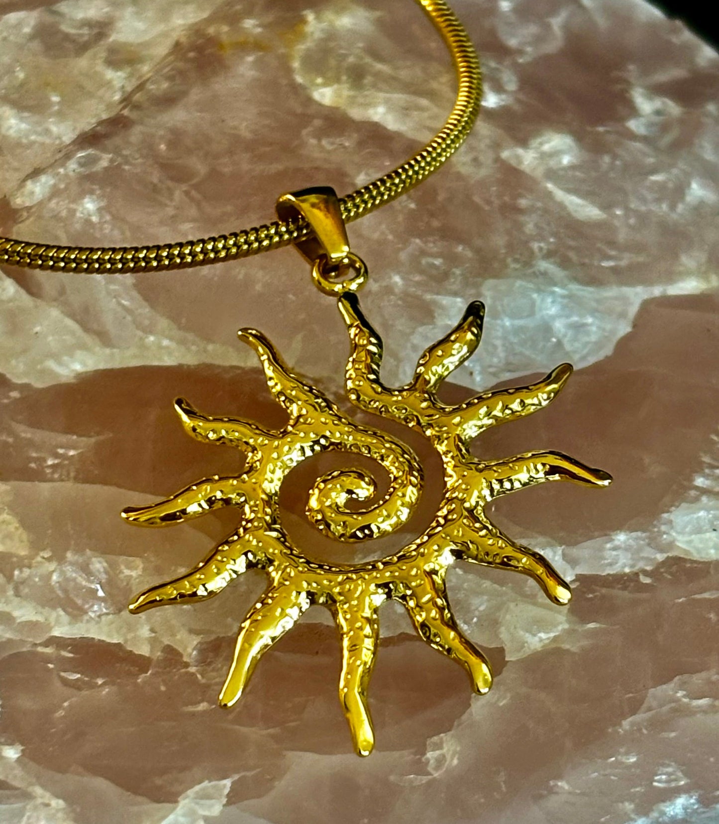 Collar con Colgante de Tótem Solar Vintage – Resplandor Dorado para Fuerza Interior y Estilo