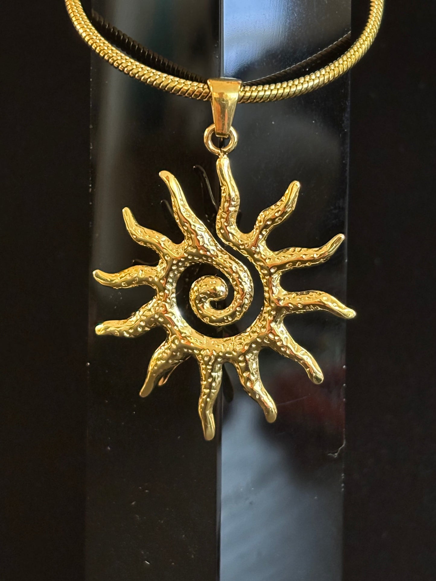 Collar con Colgante de Tótem Solar Vintage – Resplandor Dorado para Fuerza Interior y Estilo