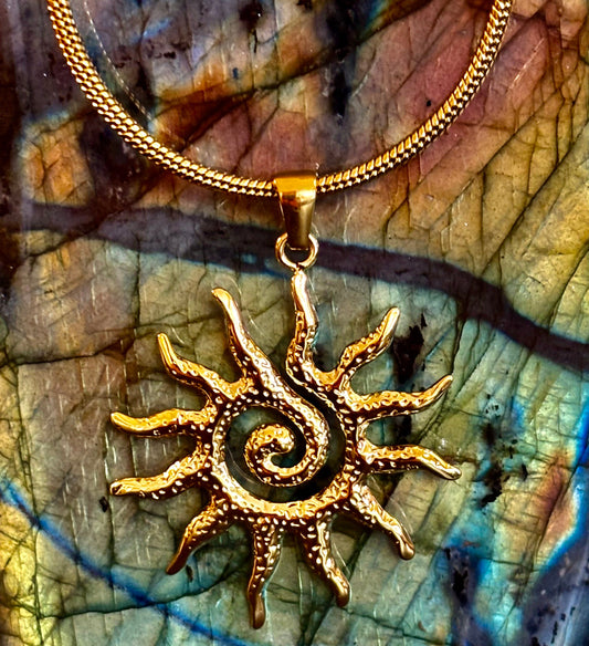 Collar con Colgante de Tótem Solar Vintage – Resplandor Dorado para Fuerza Interior y Estilo