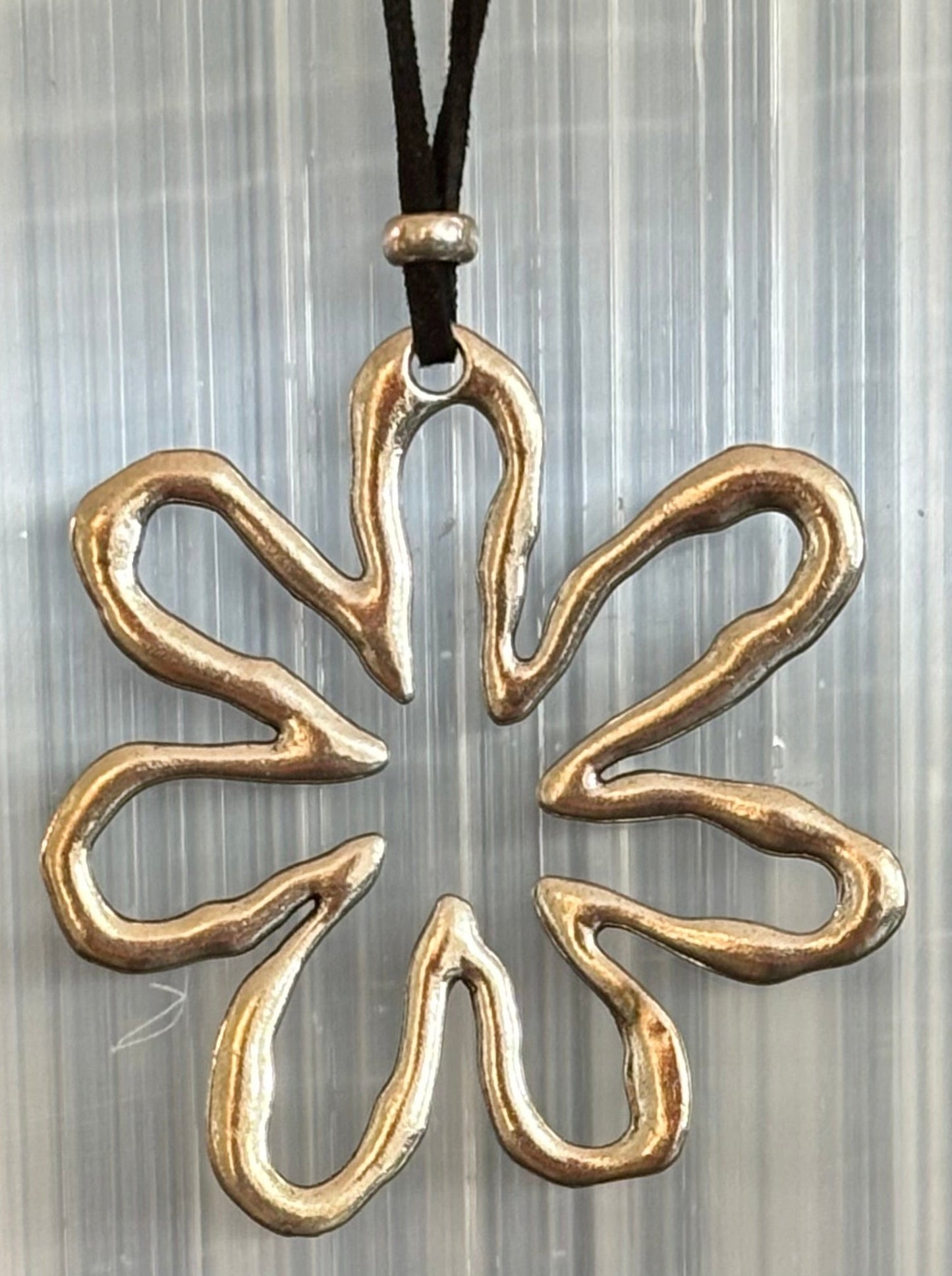 Collar con dije de flor calada: espíritu libre, feroz y fabuloso
