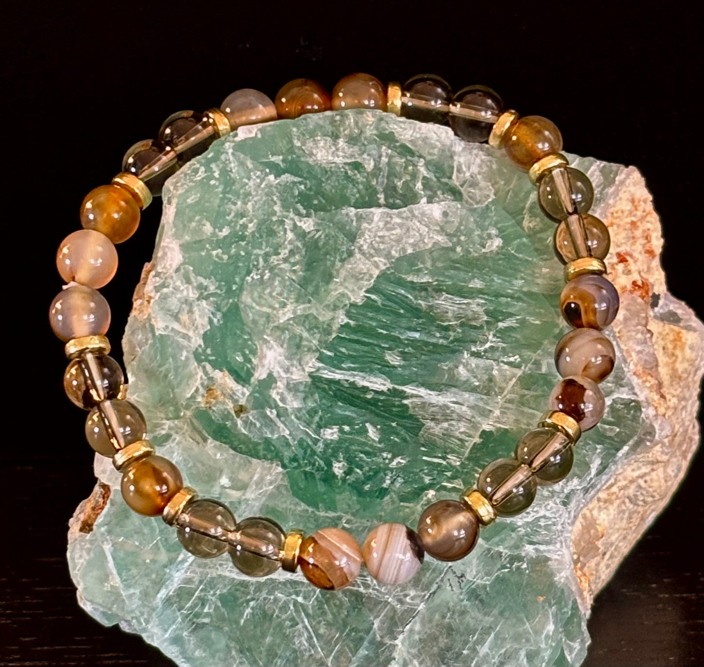 Pulsera bohemia "Elixir del que Piensa Demasiado" – Ágata de Botsuana y Cuarzo Ahumado hechos a mano para el Enraizamiento y la Claridad