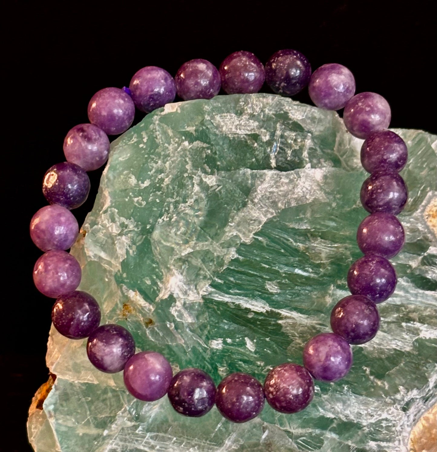 Pulsera de Lepidolita, Infundida con Reiki para Paz y Equilibrio Emocional (Muñecas Medianas a Grandes)