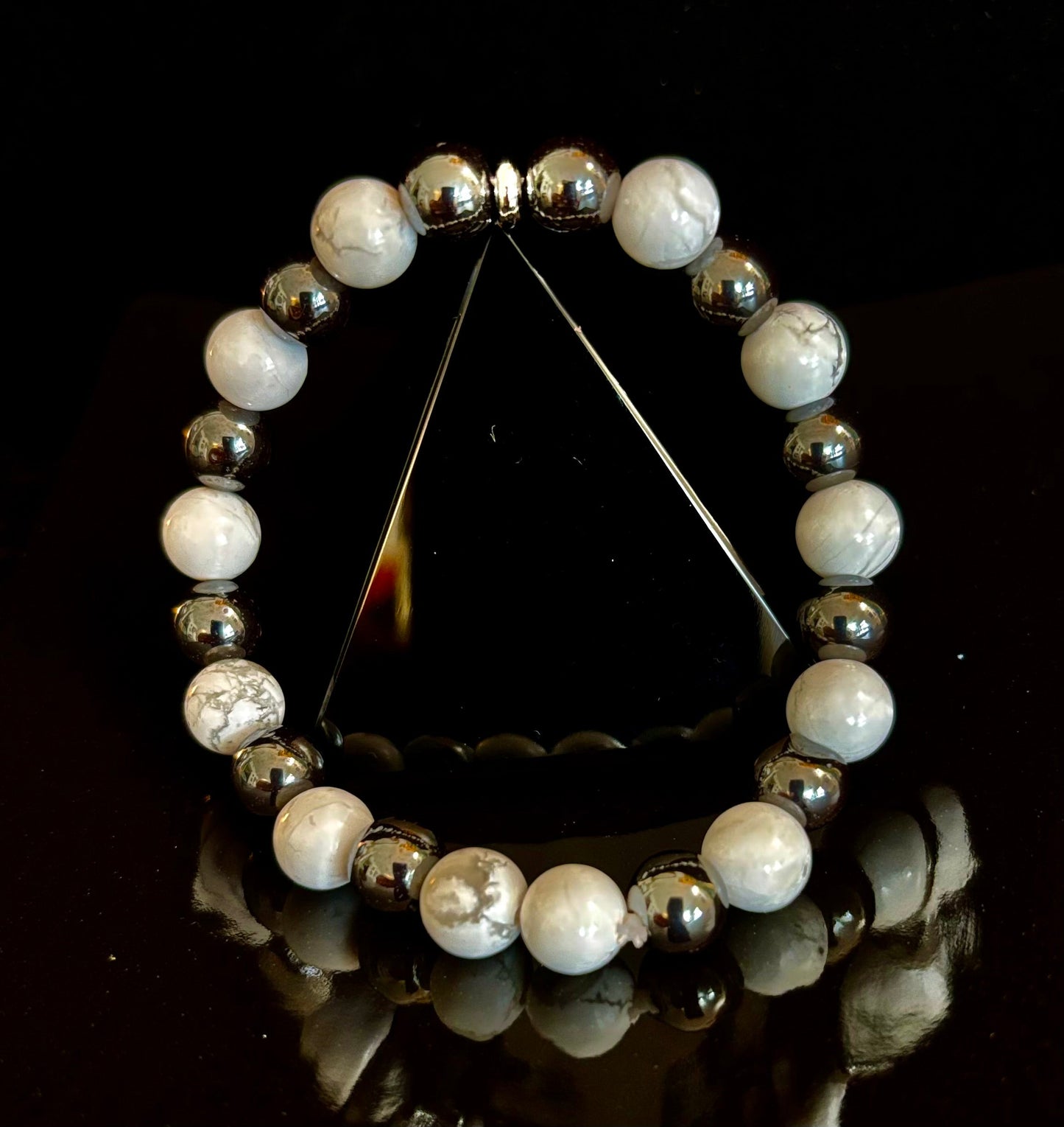 Pulsera de howlita blanca y hematita con infusión de Reiki para calma y conexión a tierra (muñeca mediana)