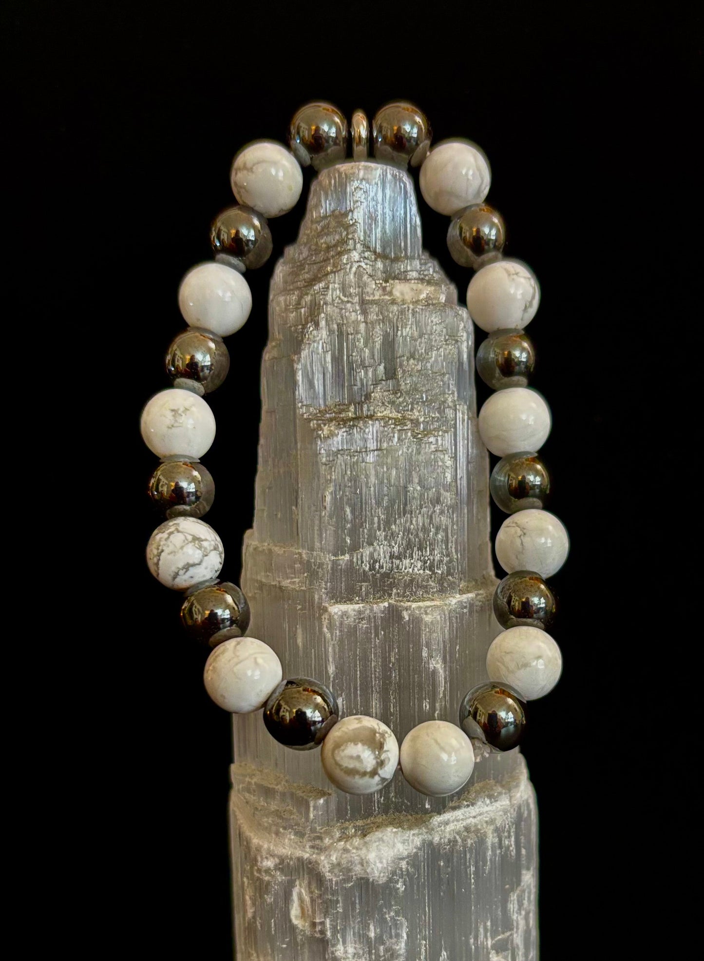 Pulsera de howlita blanca y hematita con infusión de Reiki para calma y conexión a tierra (muñeca mediana)