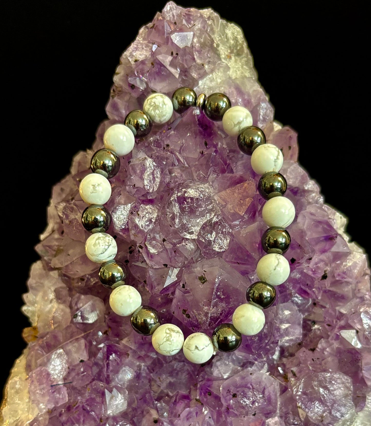 Pulsera de howlita blanca y hematita con infusión de Reiki para calma y conexión a tierra (muñeca mediana)