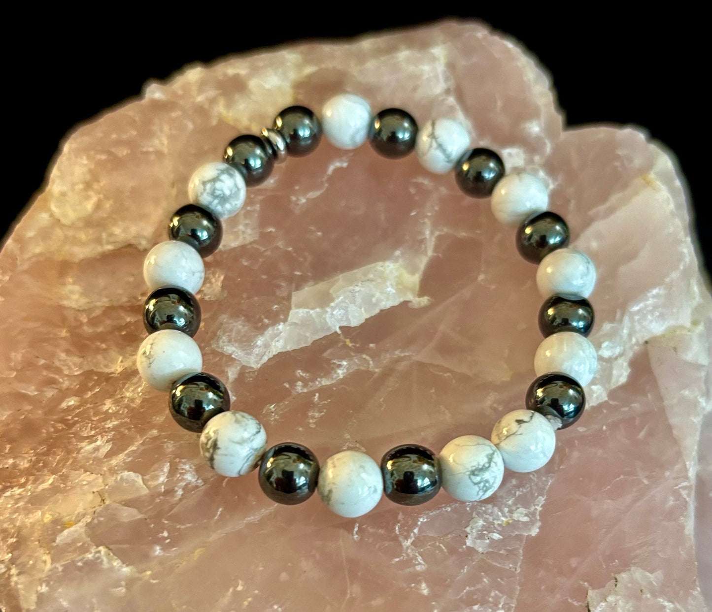 Pulsera de howlita blanca y hematita con infusión de Reiki para calma y conexión a tierra (muñeca mediana)