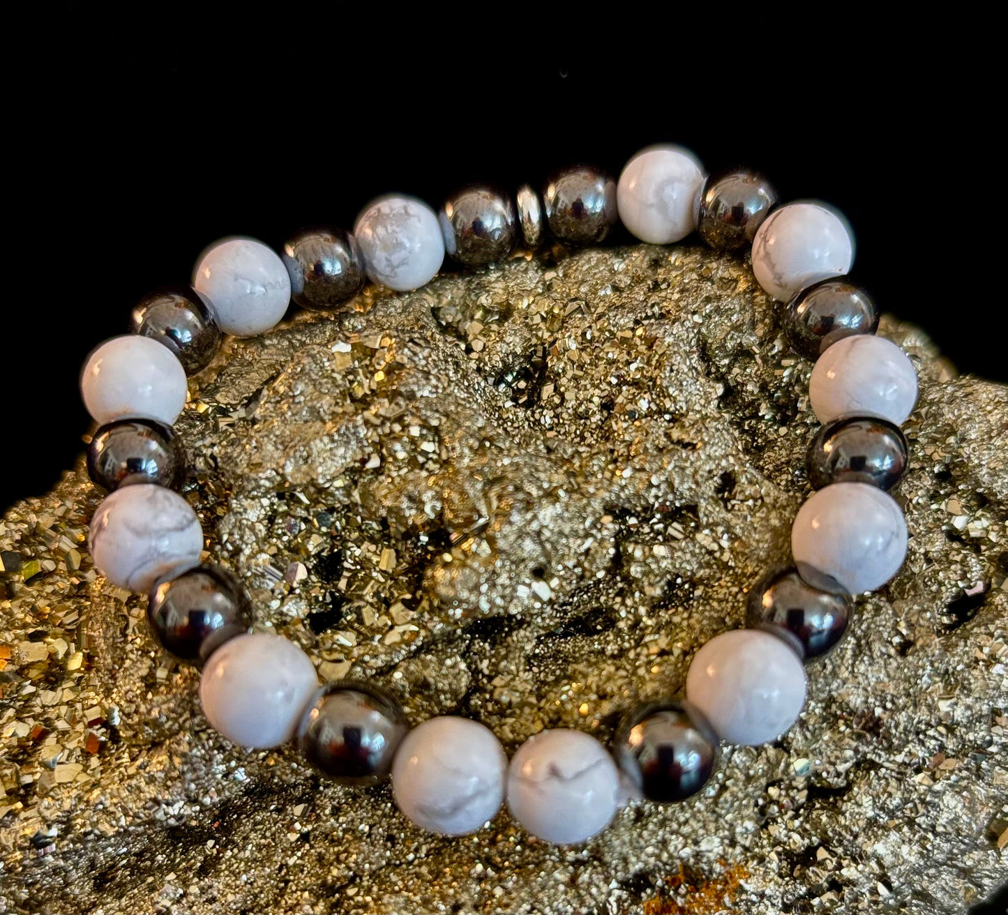 Pulsera de howlita blanca y hematita con infusión de Reiki para calma y conexión a tierra (muñeca mediana)