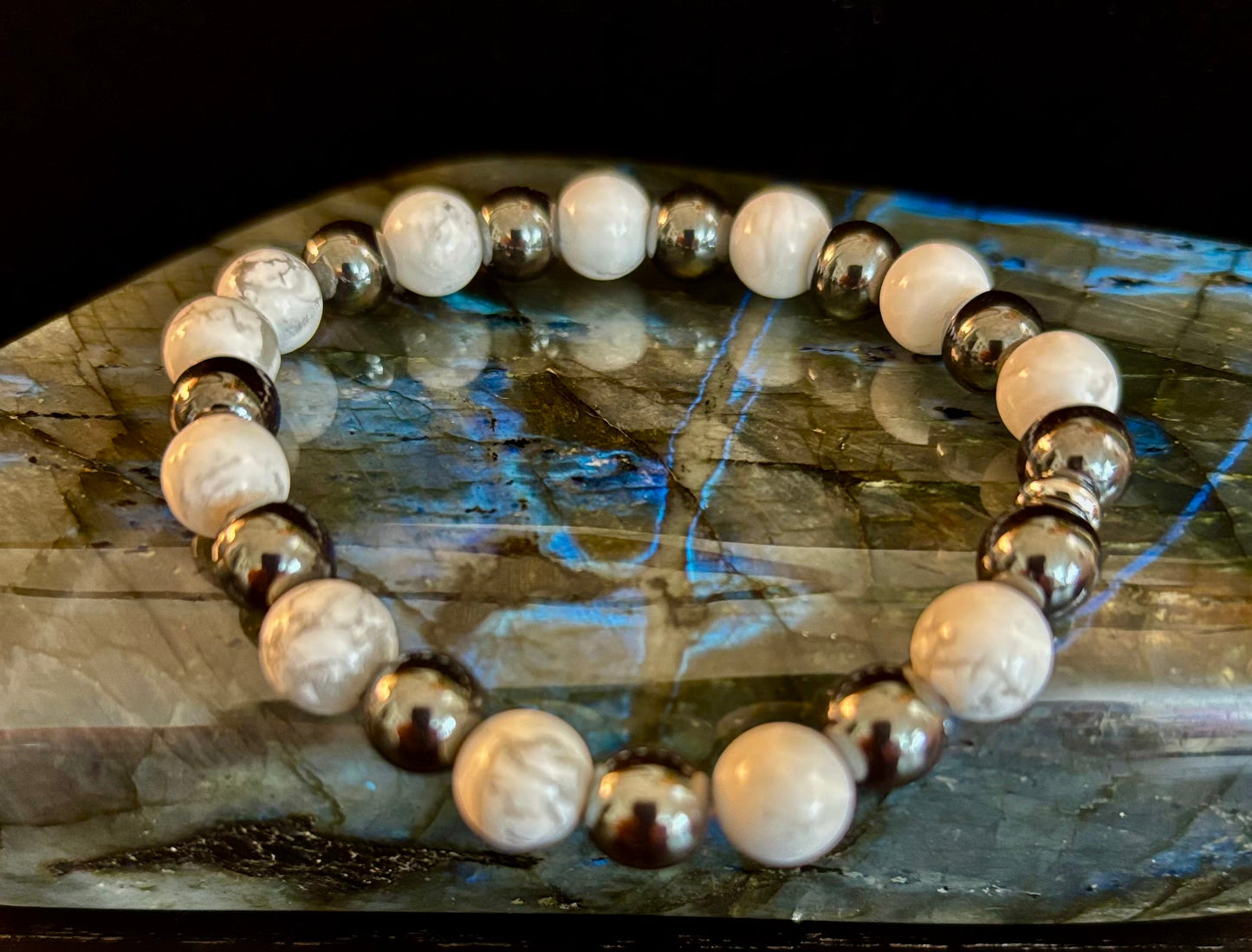 Pulsera de howlita blanca y hematita con infusión de Reiki para calma y conexión a tierra (muñeca mediana)