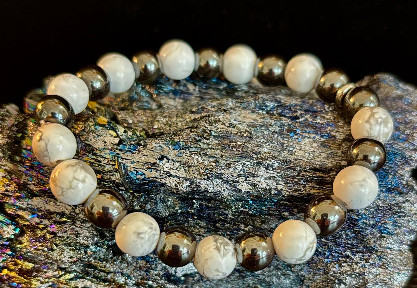 Pulsera de howlita blanca y hematita con infusión de Reiki para calma y conexión a tierra (muñeca mediana)