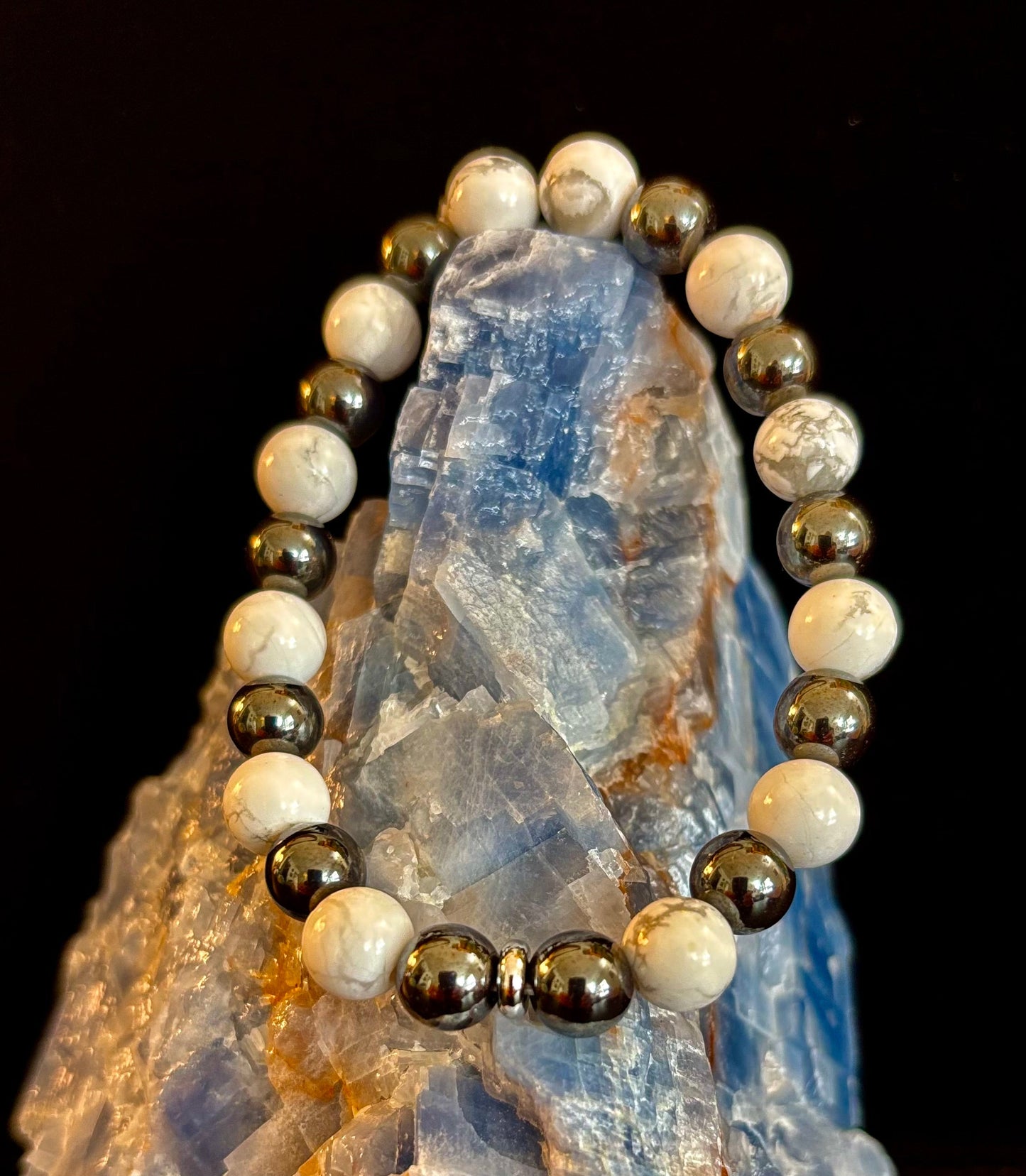 Pulsera de howlita blanca y hematita con infusión de Reiki para calma y conexión a tierra (muñeca mediana)
