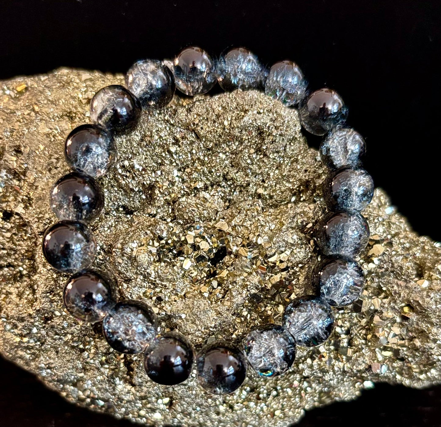 Pulsera de cuentas de vidrio craquelado en blanco y negro – Joyería atrevida para la personalidad de hombres y mujeres