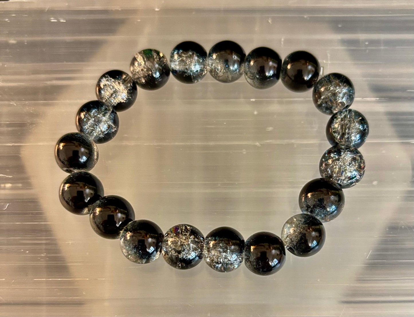 Pulsera de cuentas de vidrio craquelado en blanco y negro – Joyería atrevida para la personalidad de hombres y mujeres