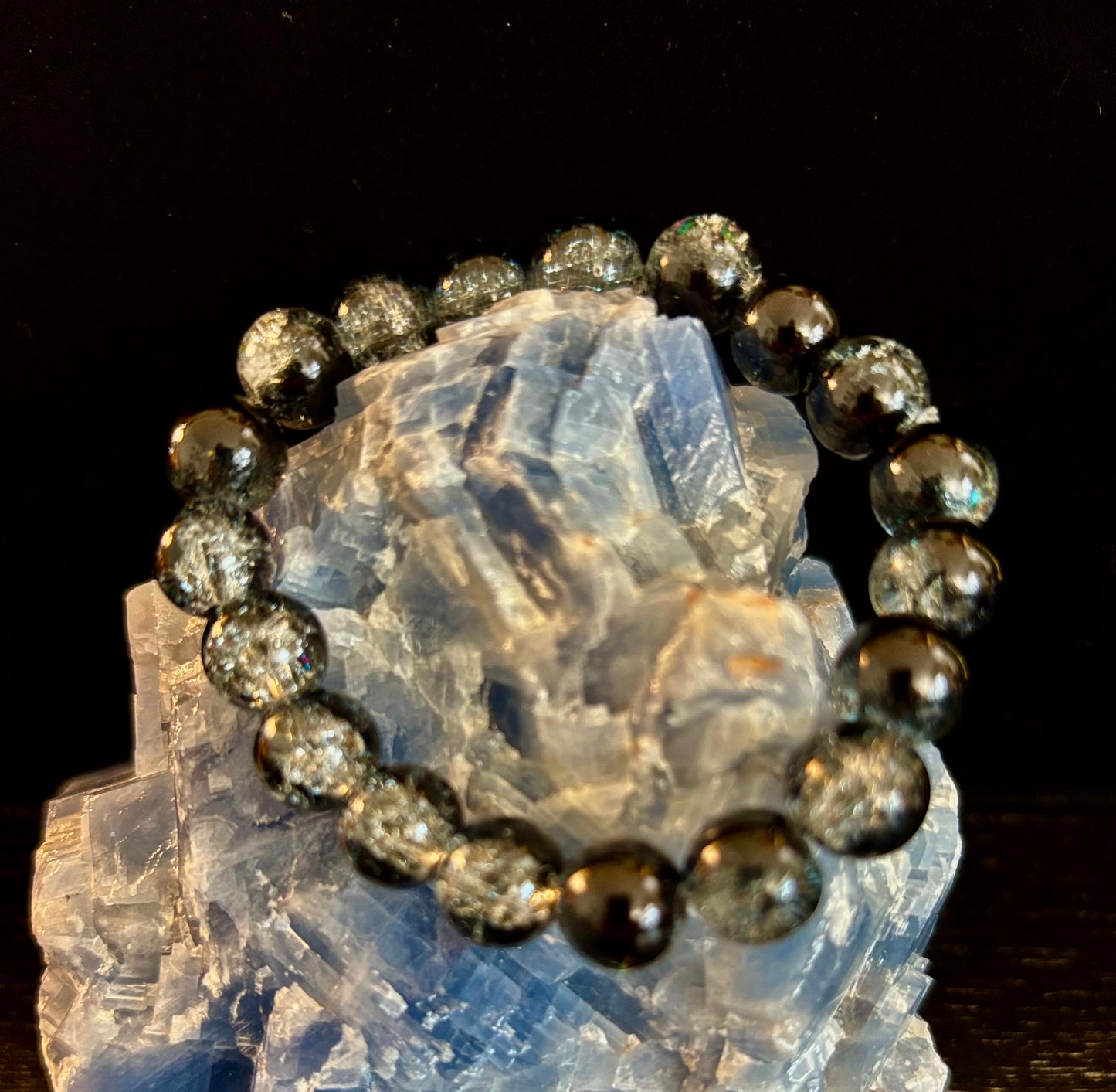 Pulsera de cuentas de vidrio craquelado en blanco y negro – Joyería atrevida para la personalidad de hombres y mujeres
