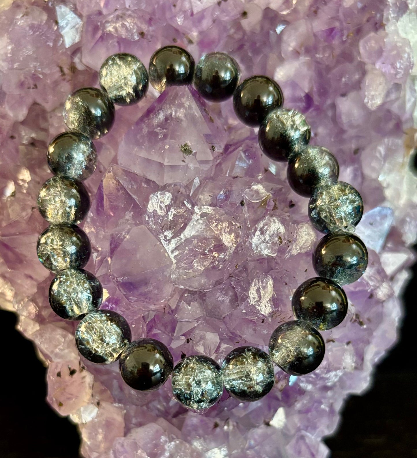 Pulsera de cuentas de vidrio craquelado en blanco y negro – Joyería atrevida para la personalidad de hombres y mujeres