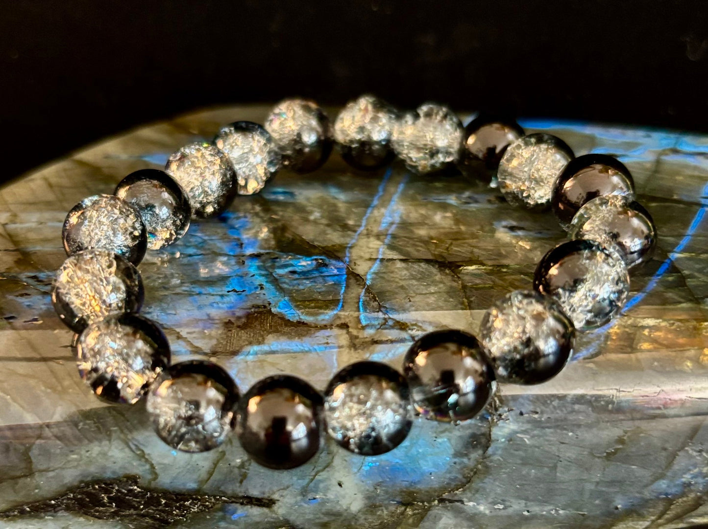 Pulsera de cuentas de vidrio craquelado en blanco y negro – Joyería atrevida para la personalidad de hombres y mujeres