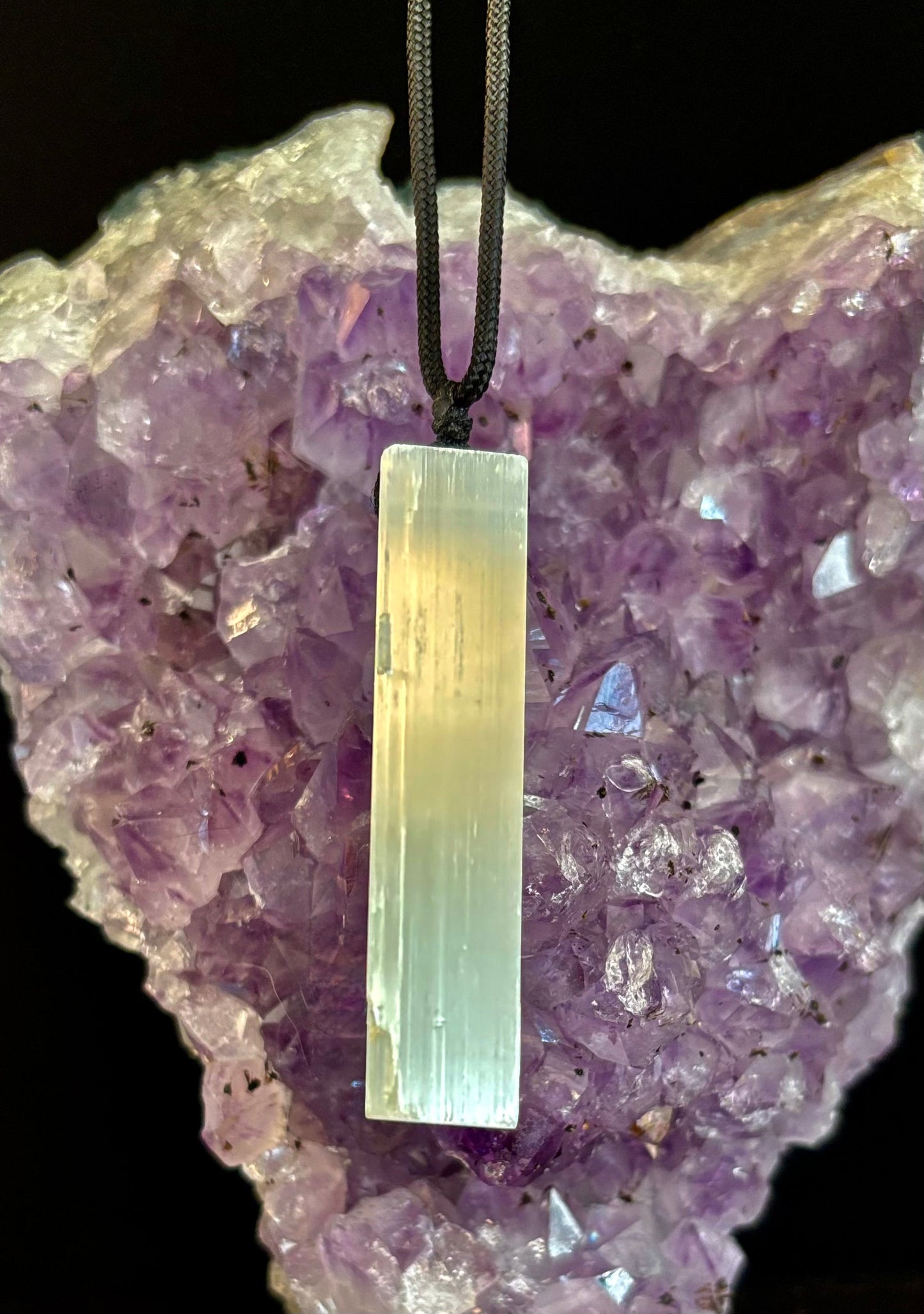 Collar con colgante de selenita (piedra en bruto) – Limpia, equilibra y protege