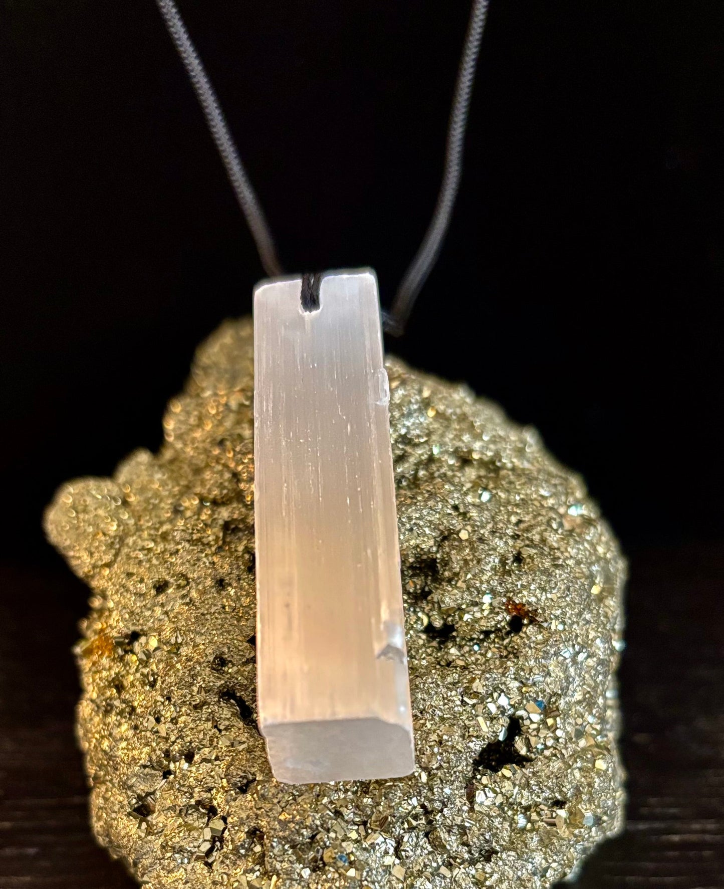 Collar con colgante de selenita (piedra en bruto) – Limpia, equilibra y protege