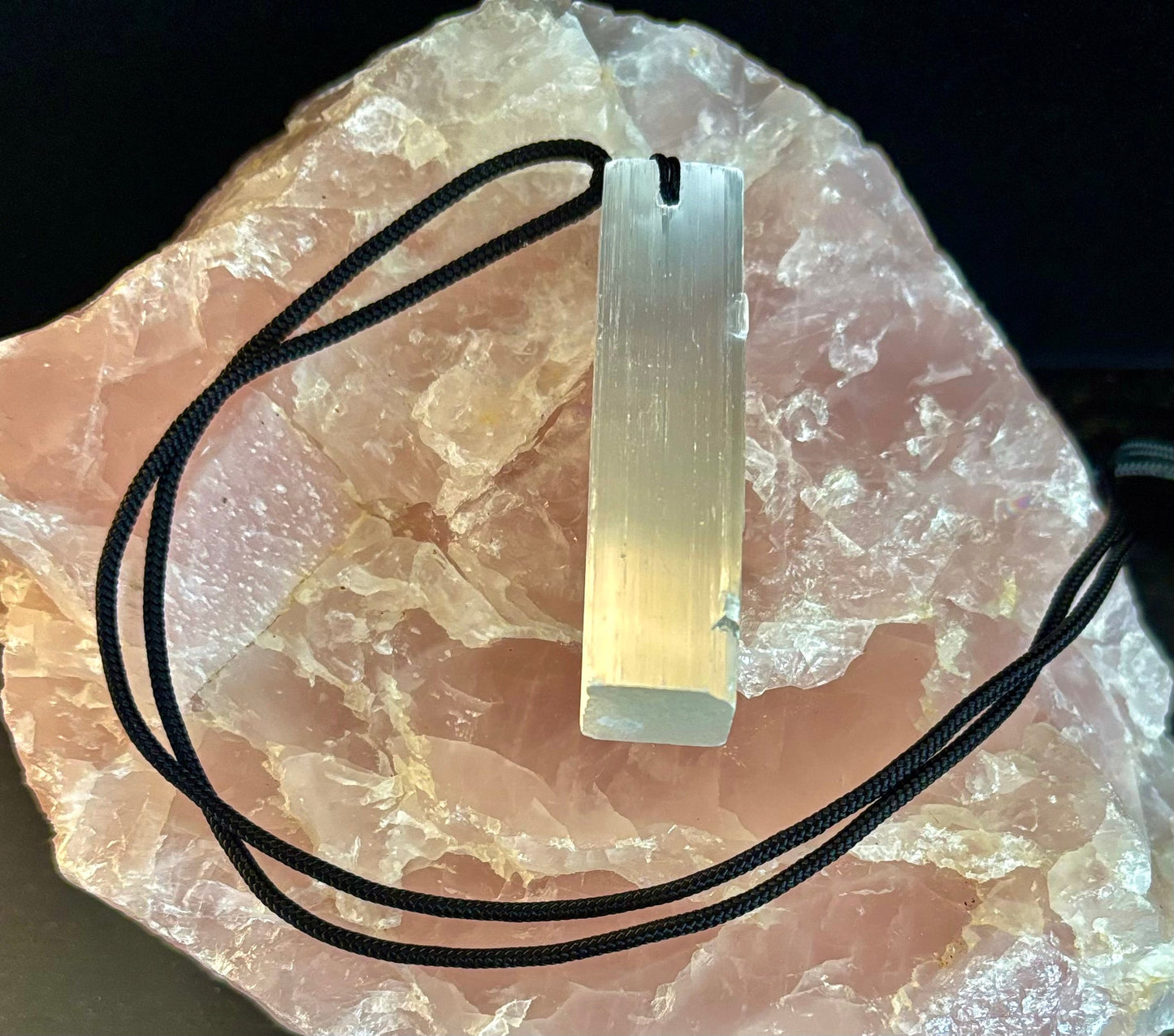 Collar con colgante de selenita (piedra en bruto) – Limpia, equilibra y protege