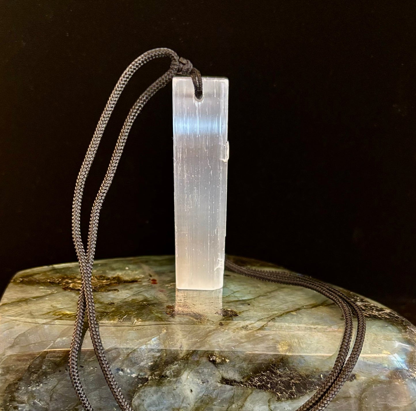 Collar con colgante de selenita (piedra en bruto) – Limpia, equilibra y protege