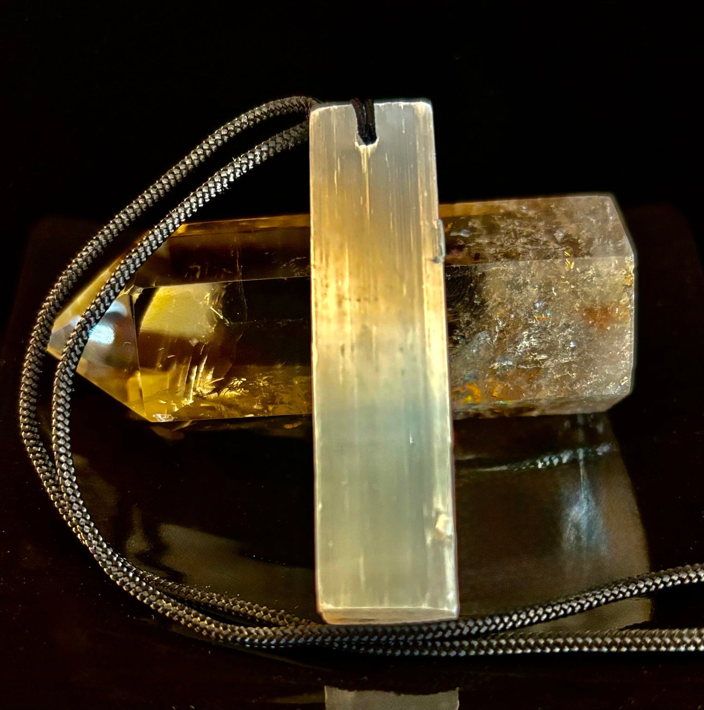 Collar con colgante de selenita (piedra en bruto) – Limpia, equilibra y protege