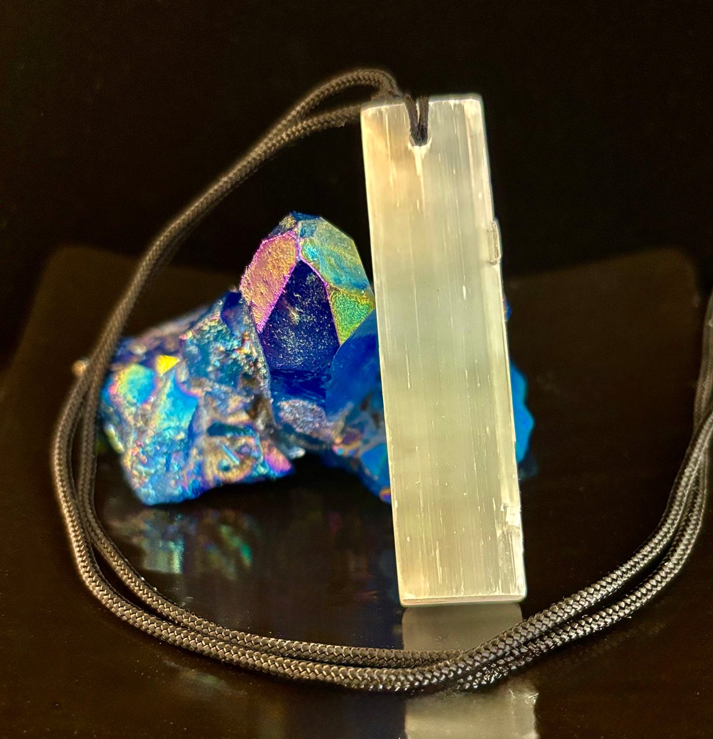 Collar con colgante de selenita (piedra en bruto) – Limpia, equilibra y protege