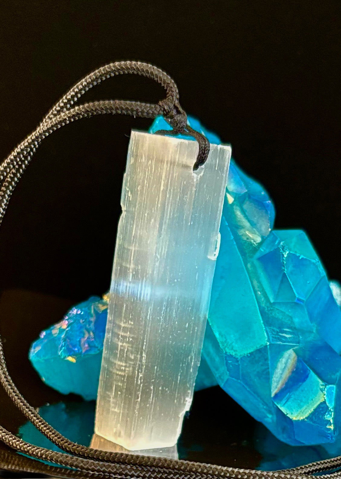 Collar con colgante de selenita (piedra en bruto) – Limpia, equilibra y protege