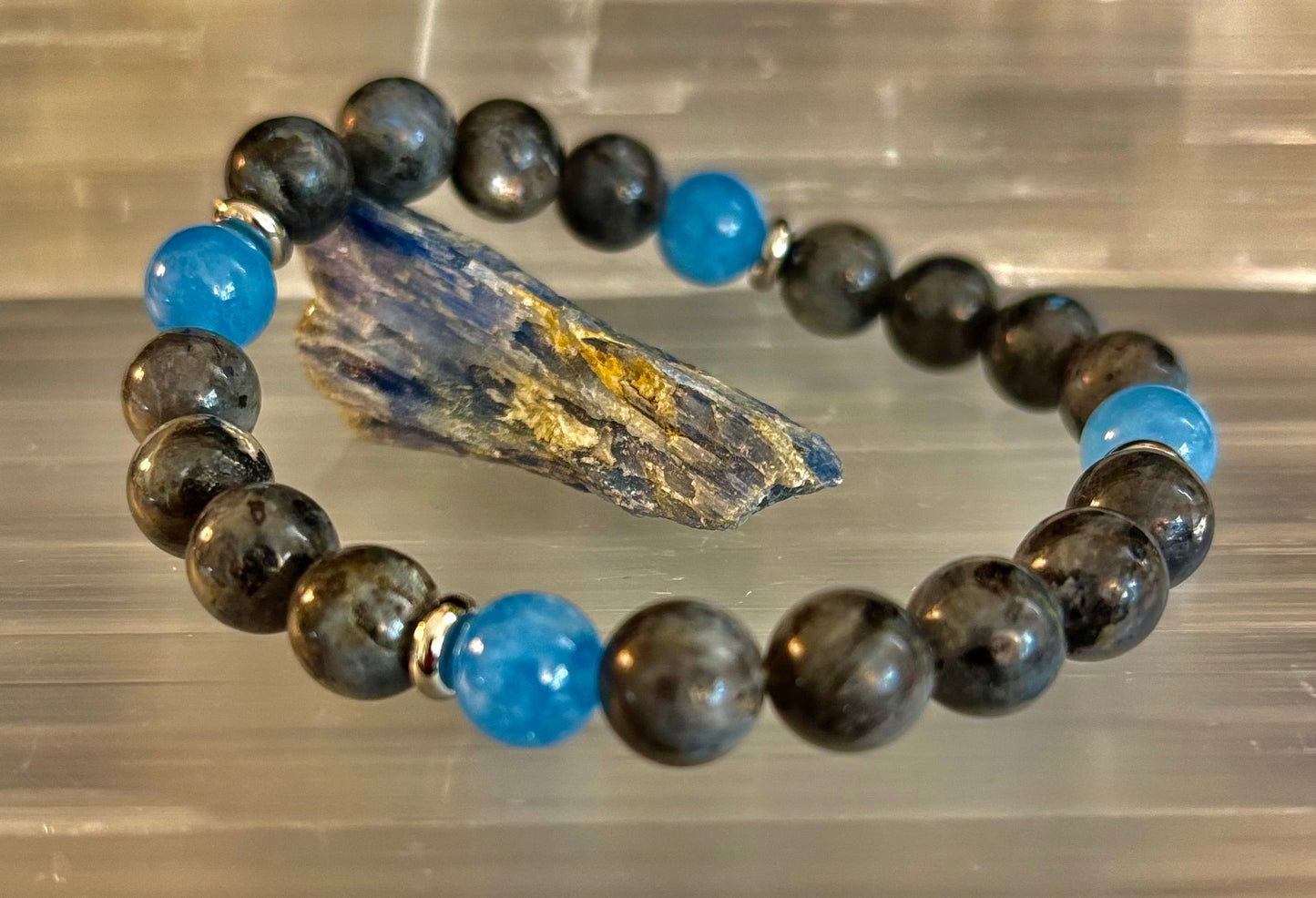Pulsera de Cuentas de Labradorita Negra y Aguamarina – Protección, Calma y Claridad
