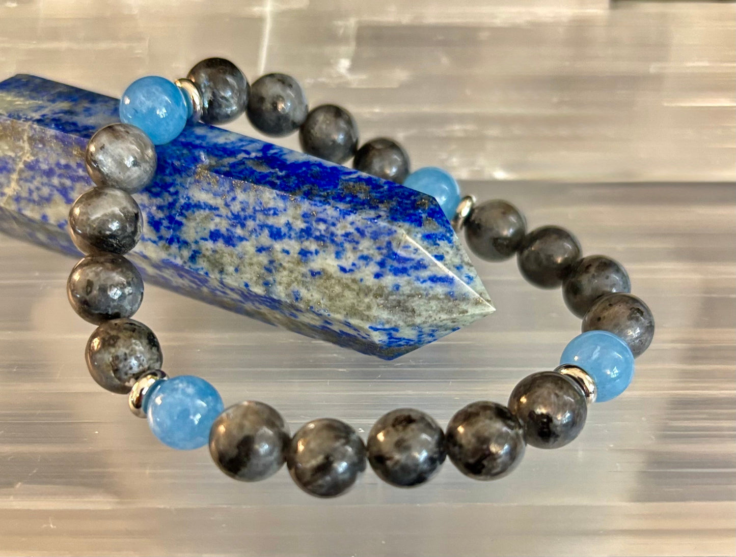Pulsera de Cuentas de Labradorita Negra y Aguamarina – Protección, Calma y Claridad