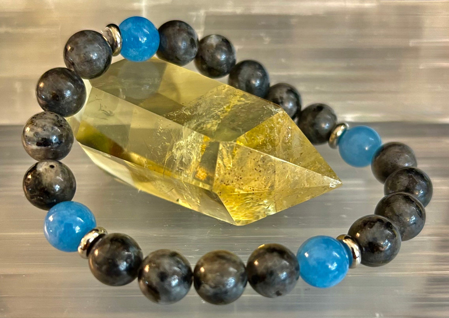 Pulsera de Cuentas de Labradorita Negra y Aguamarina – Protección, Calma y Claridad
