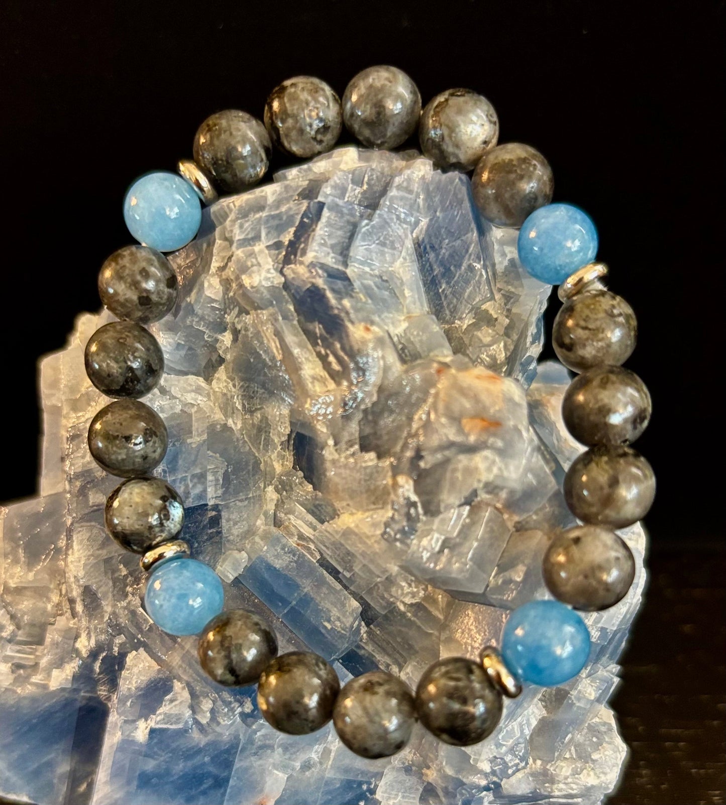 Pulsera de Cuentas de Labradorita Negra y Aguamarina – Protección, Calma y Claridad