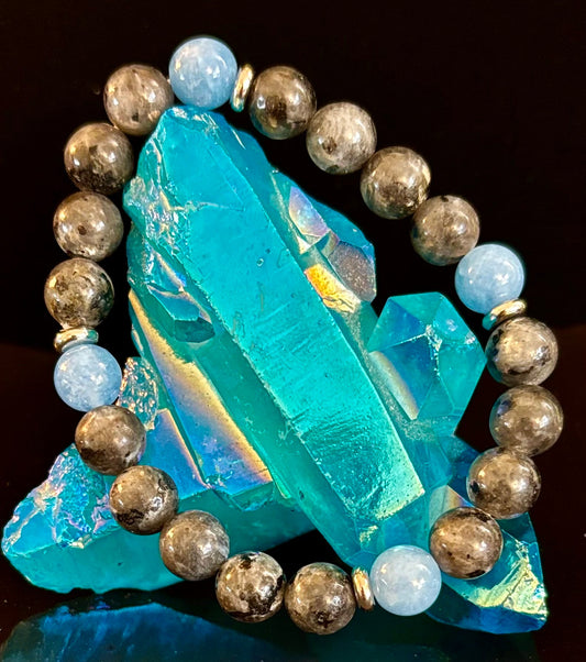 Pulsera de Cuentas de Labradorita Negra y Aguamarina – Protección, Calma y Claridad