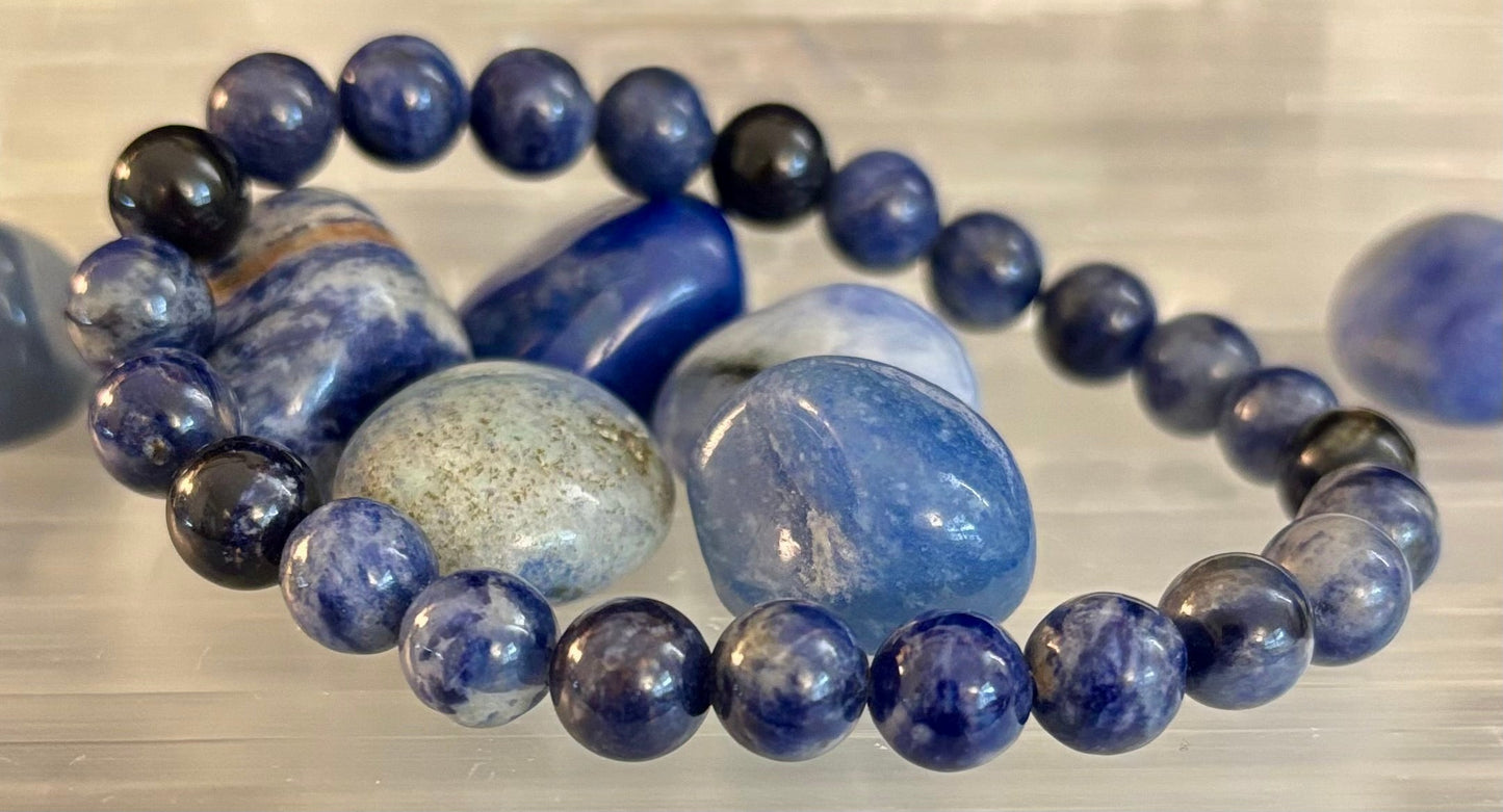 Pulsera de gema de sodalita – Intuición, verdad y equilibrio emocional (opciones de tamaño de muñeca pequeño a grande)