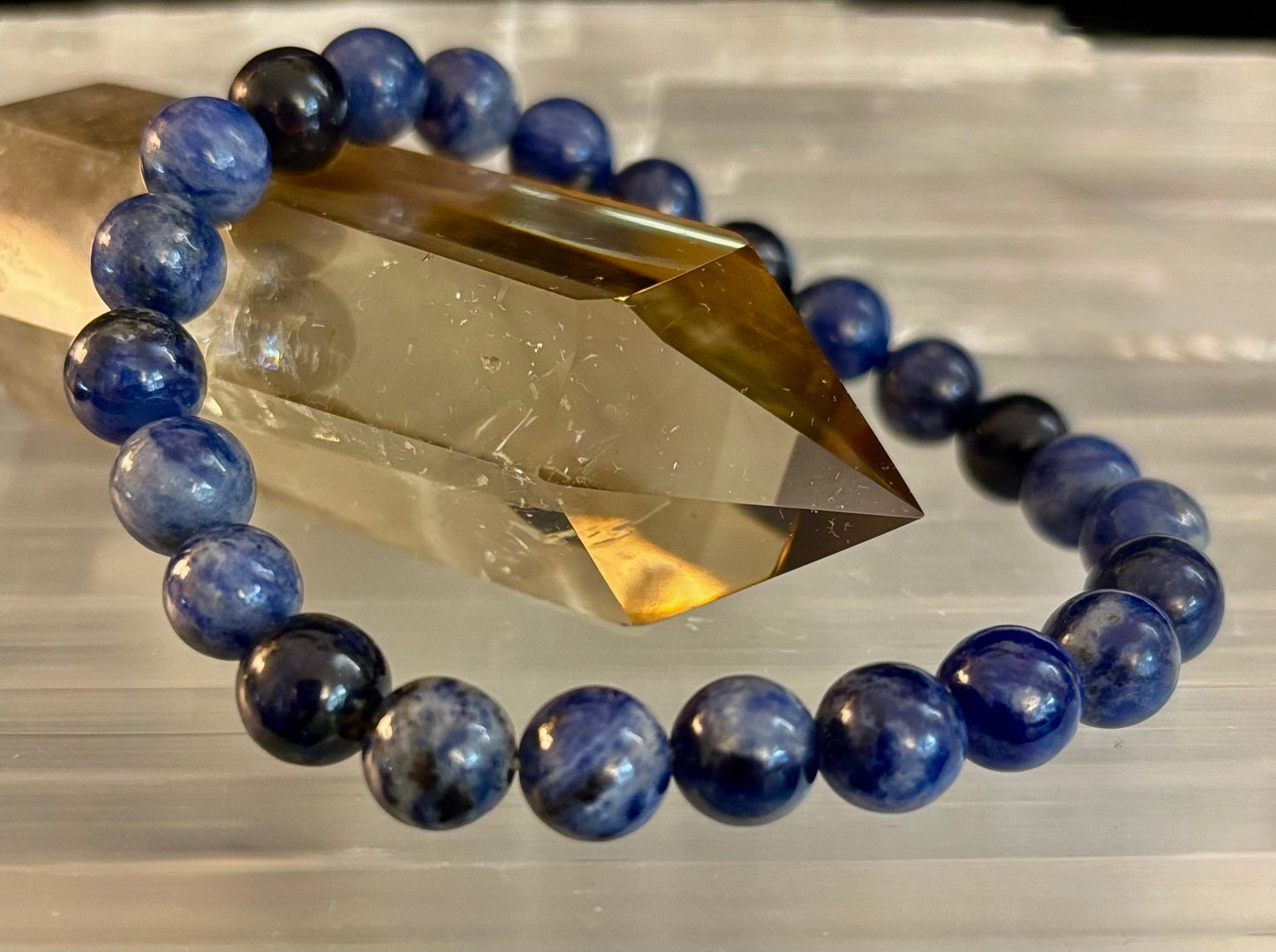Pulsera de gema de sodalita – Intuición, verdad y equilibrio emocional (opciones de tamaño de muñeca pequeño a grande)