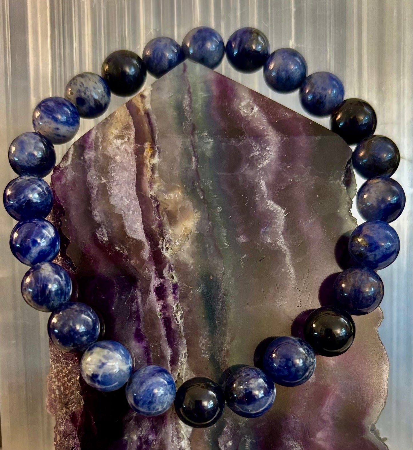 Pulsera de gema de sodalita – Intuición, verdad y equilibrio emocional (opciones de tamaño de muñeca pequeño a grande)