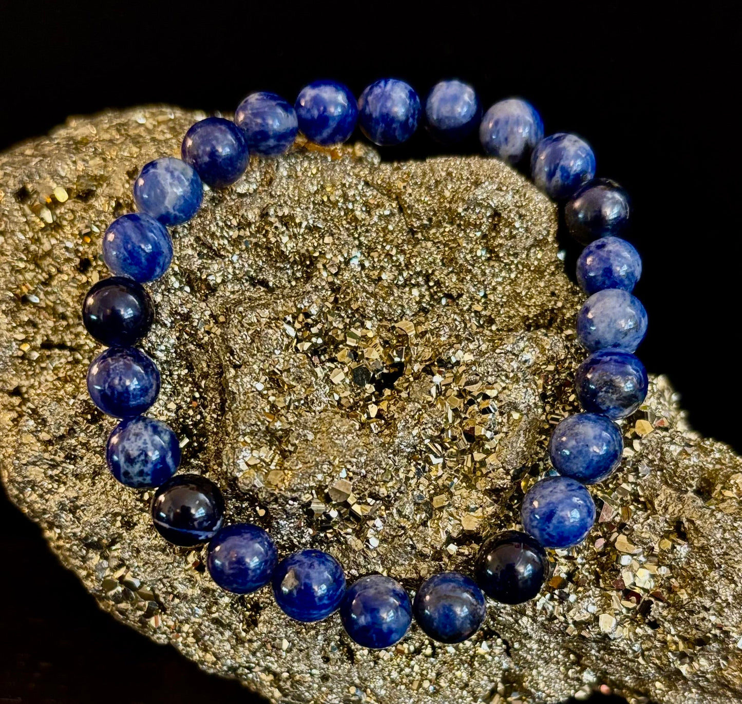 Pulsera de gema de sodalita – Intuición, verdad y equilibrio emocional (opciones de tamaño de muñeca pequeño a grande)