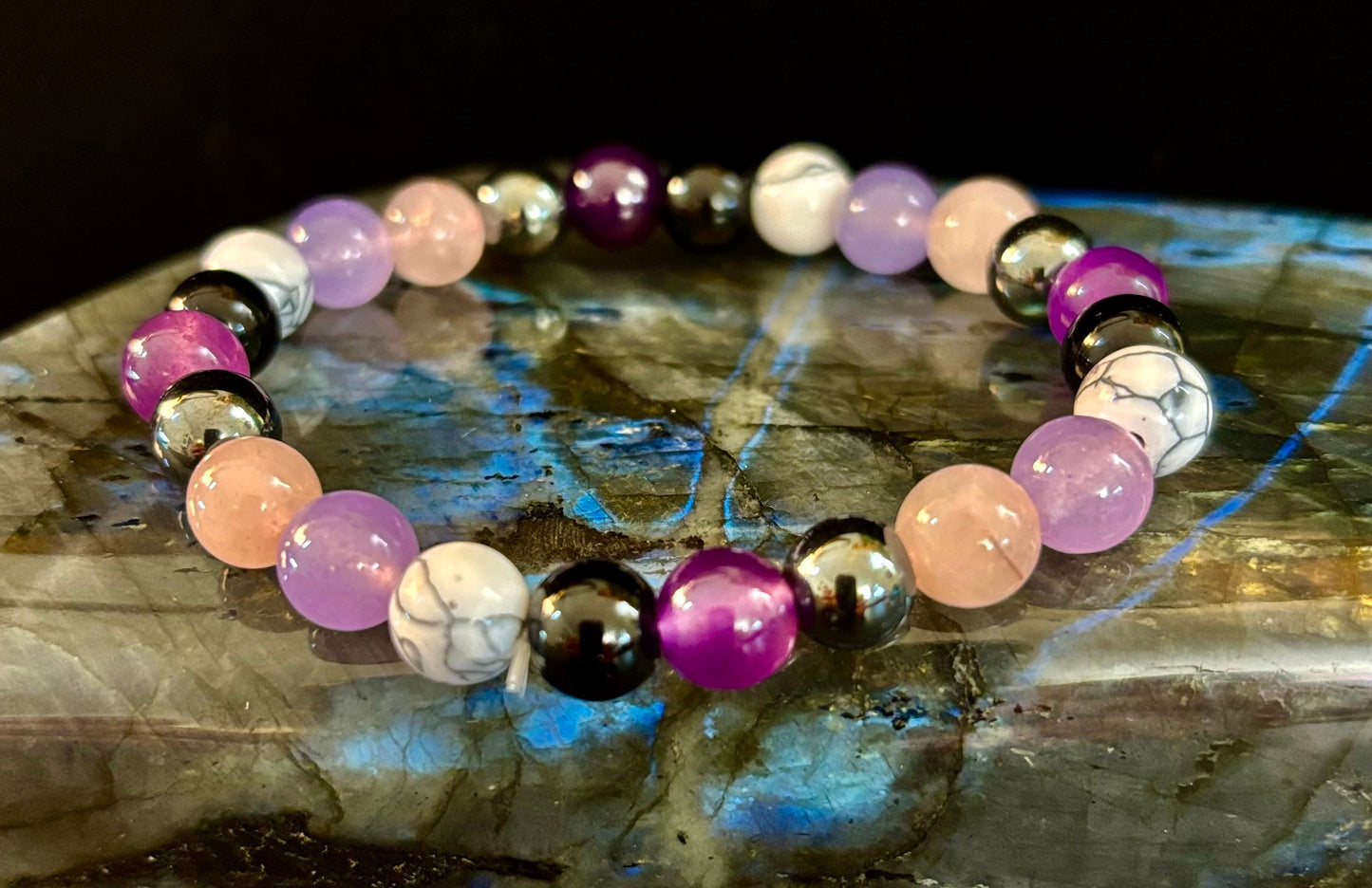 La pulsera de recarga Empath (amatista, cuarzo transparente, cuarzo rosa, howlita blanca, turmalina negra)