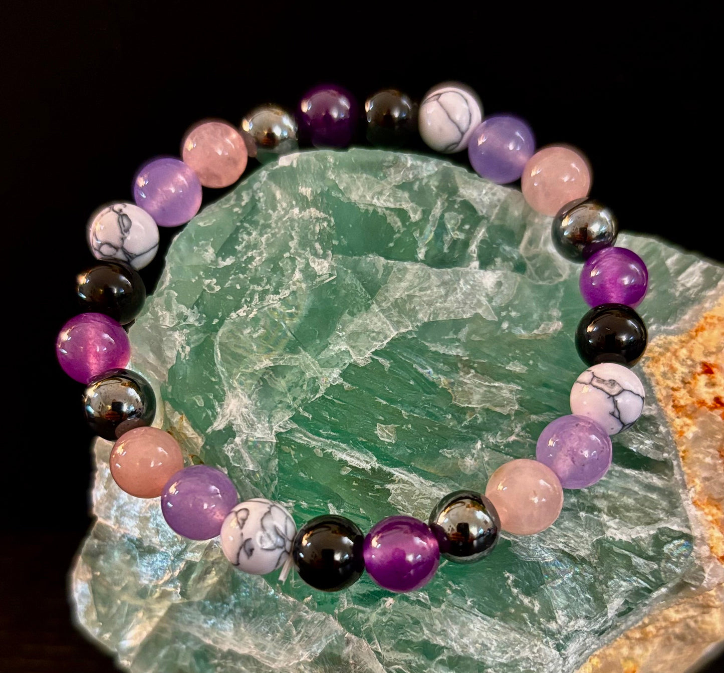 La pulsera de recarga Empath (amatista, cuarzo transparente, cuarzo rosa, howlita blanca, turmalina negra)