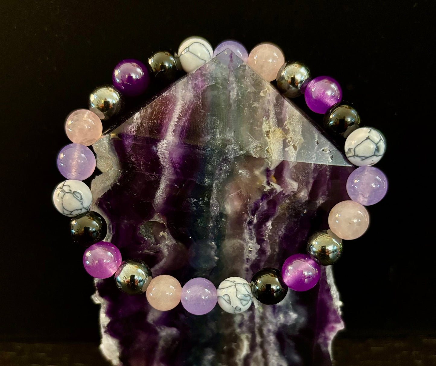 La pulsera de recarga Empath (amatista, cuarzo transparente, cuarzo rosa, howlita blanca, turmalina negra)