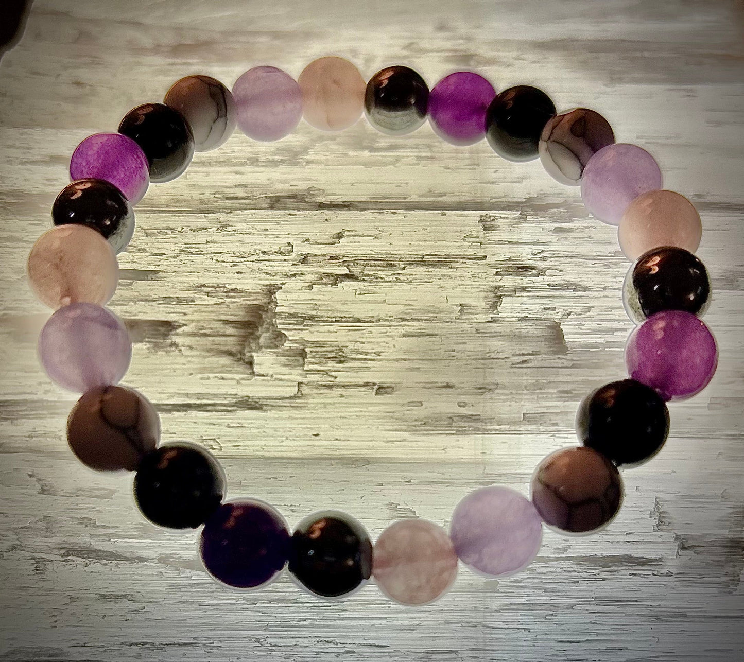 La pulsera de recarga Empath (amatista, cuarzo transparente, cuarzo rosa, howlita blanca, turmalina negra)