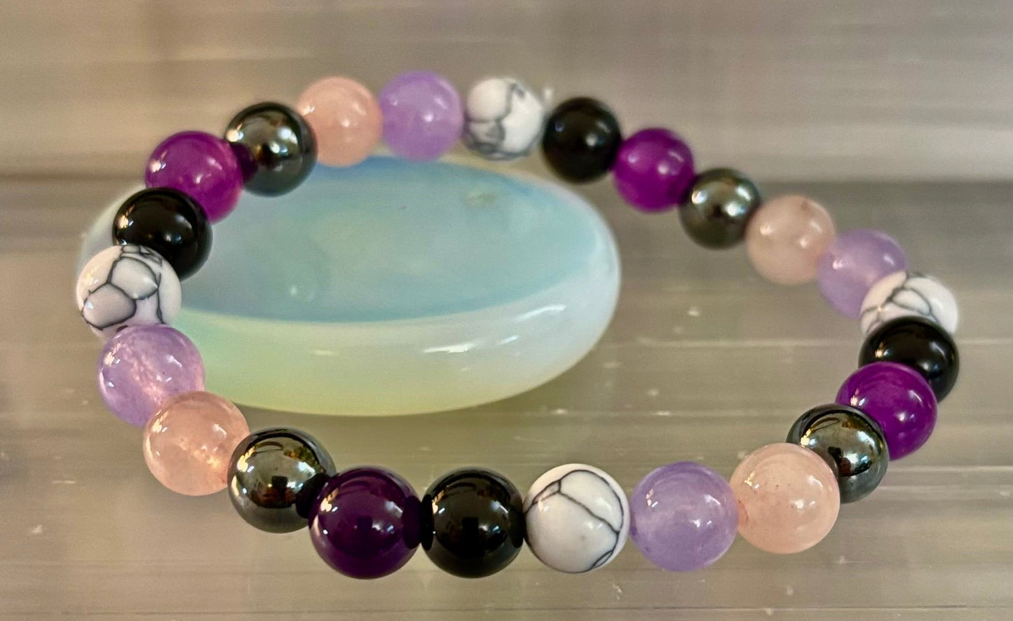 La pulsera de recarga Empath (amatista, cuarzo transparente, cuarzo rosa, howlita blanca, turmalina negra)