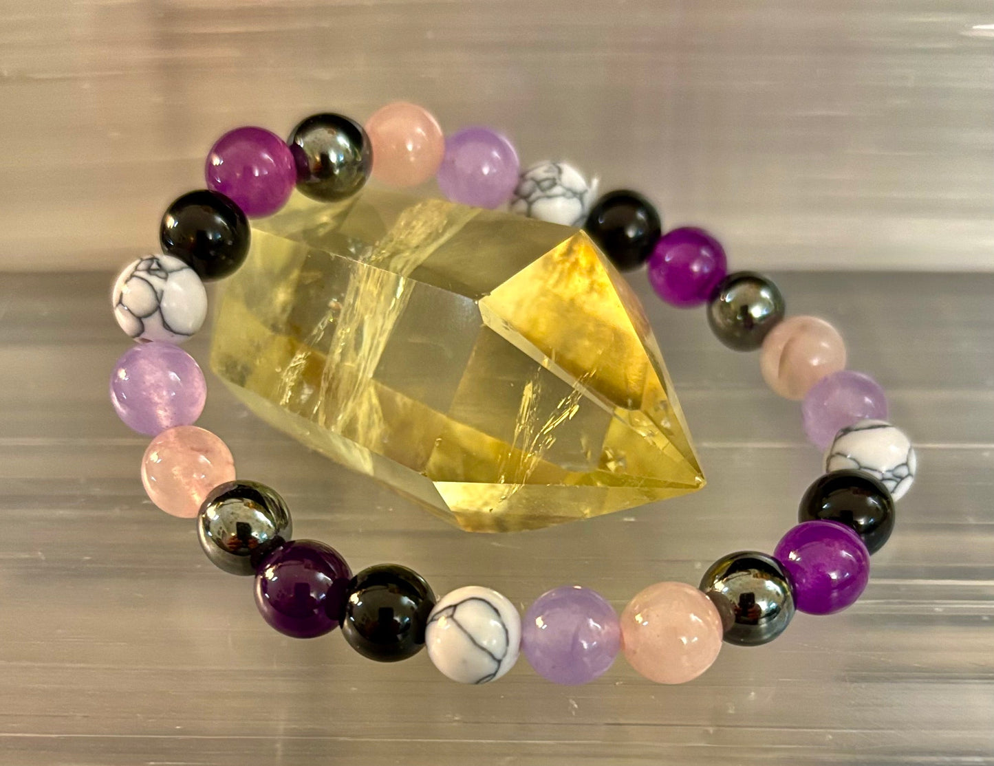 La pulsera de recarga Empath (amatista, cuarzo transparente, cuarzo rosa, howlita blanca, turmalina negra)