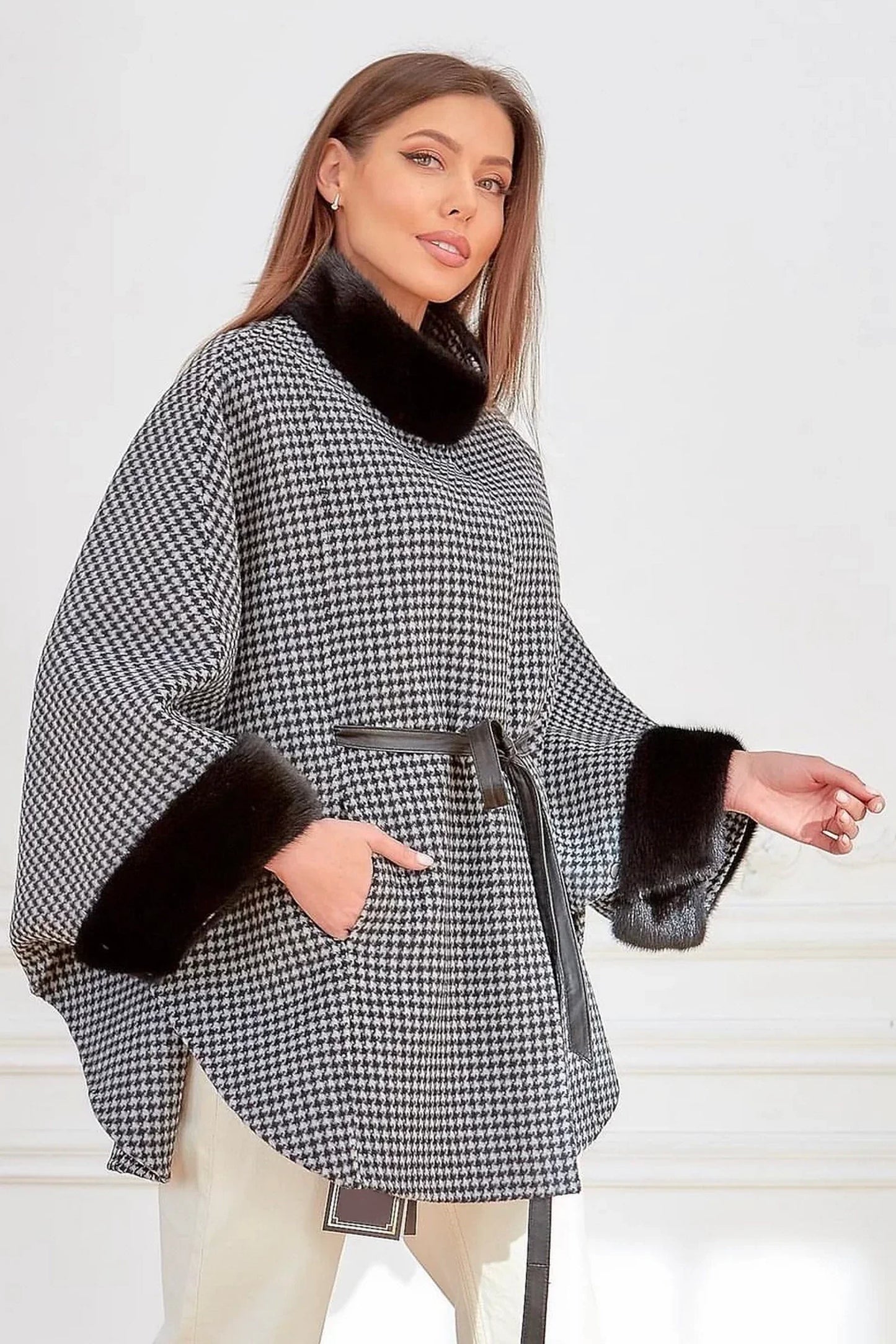 Poncho de lana virgen con piel de visón escandinavo auténtico