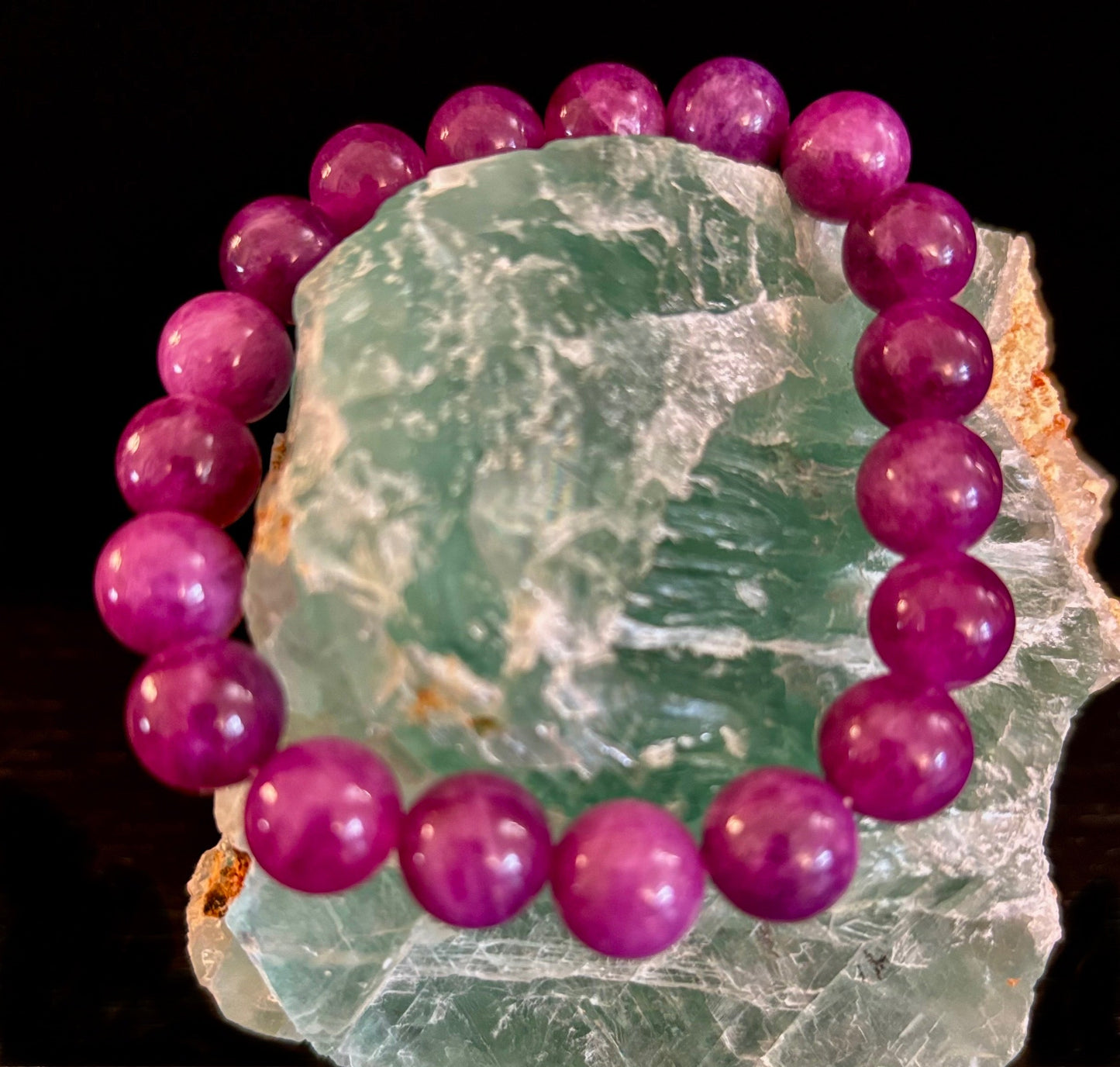 Pulsera de Espodumena Natural (Kunzita) de 10mm Infundida con Reiki para Amor y Sanación Emocional (Muñeca Mediana)
