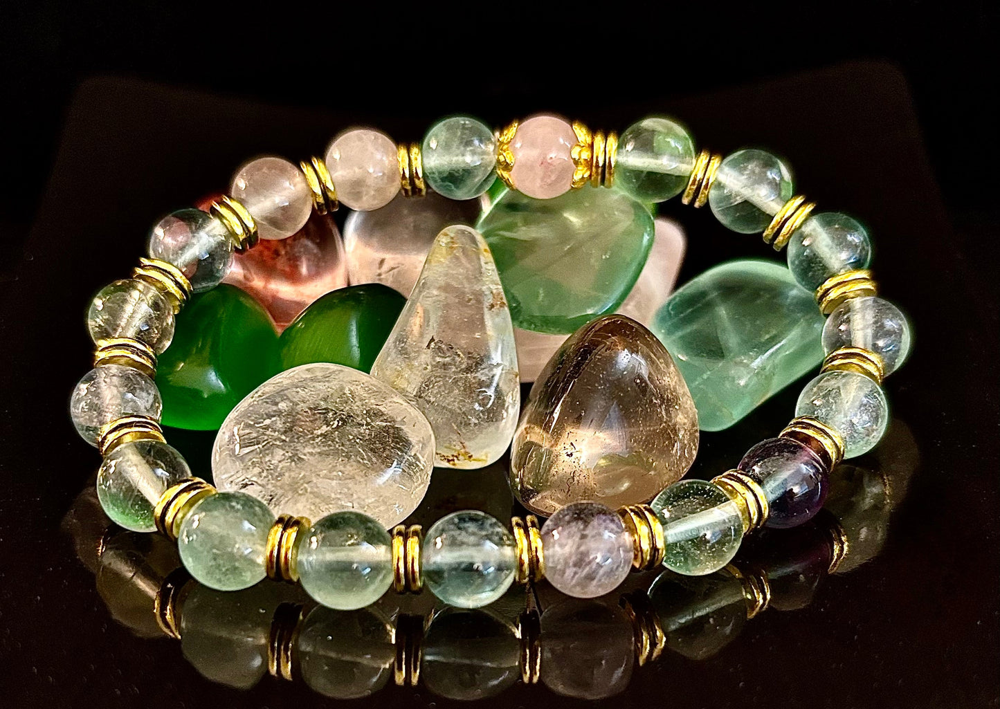 Encuentra la calma con nuestra pulsera de cuarzo rosa y fluorita arcoíris "Paz Interior"