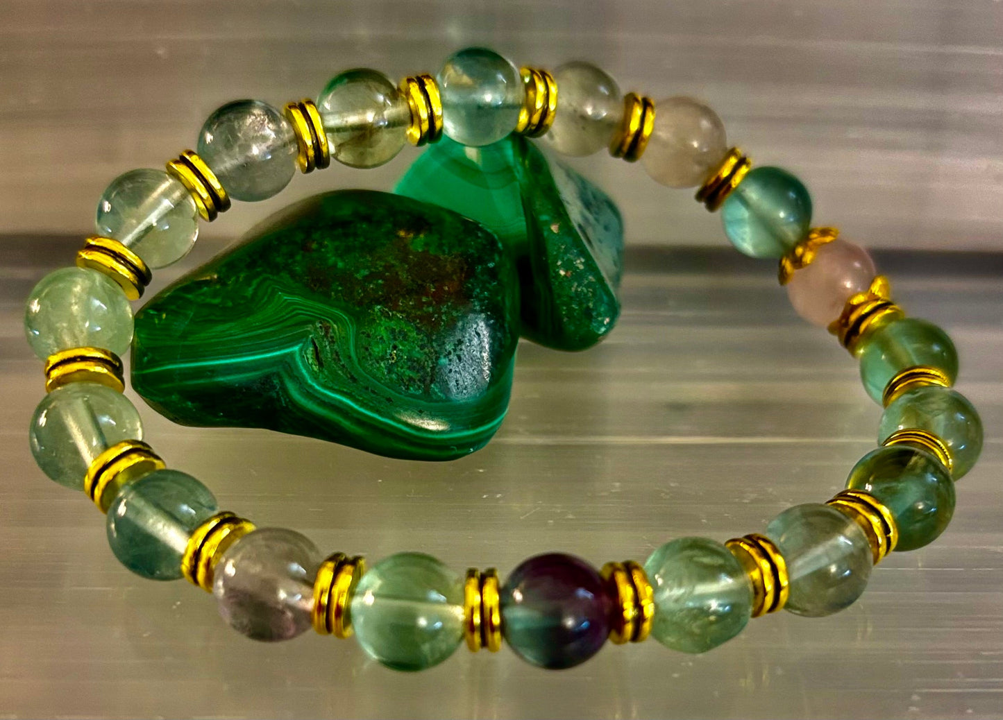 Encuentra la calma con nuestra pulsera de cuarzo rosa y fluorita arcoíris "Paz Interior"