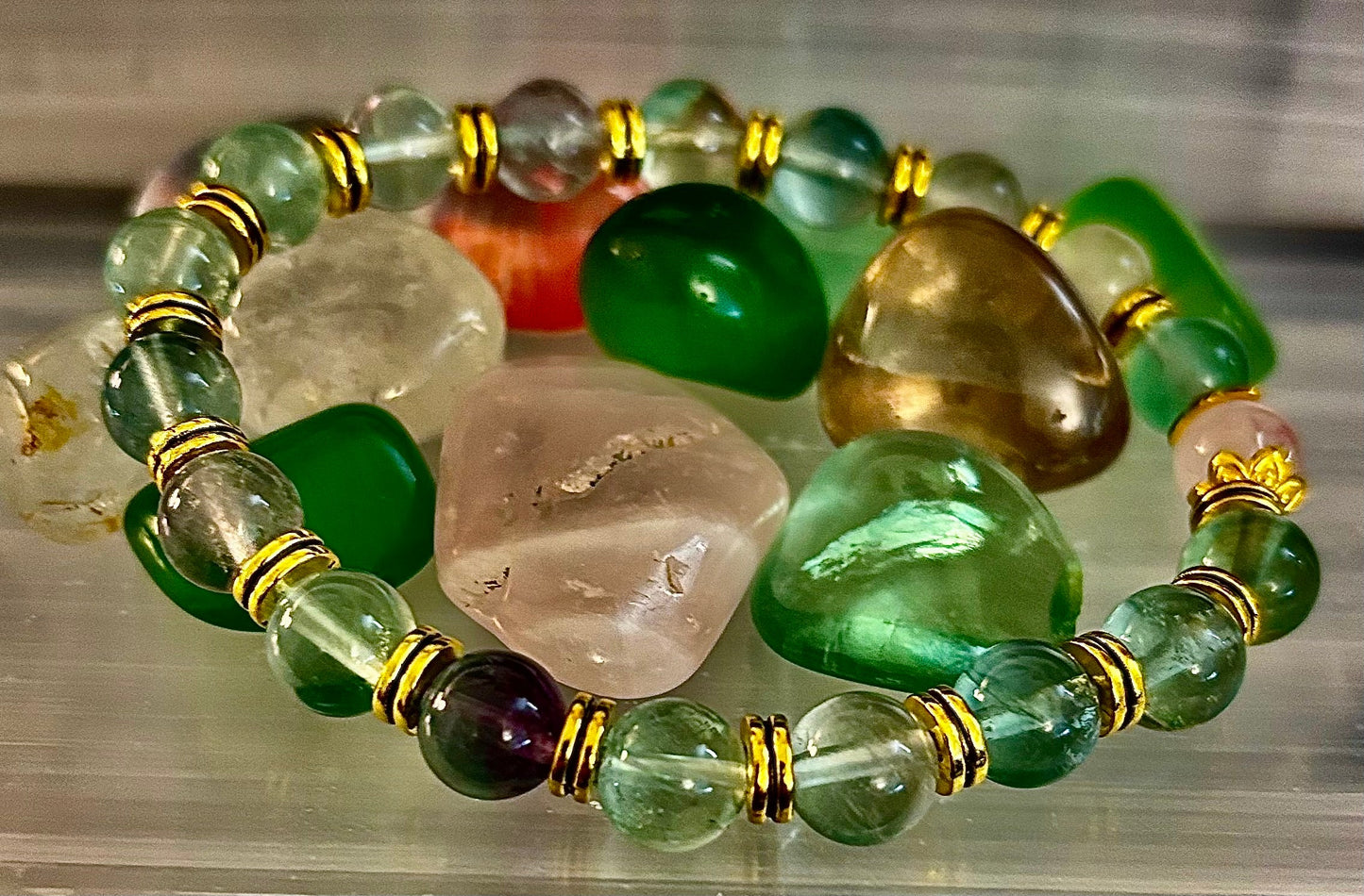 Encuentra la calma con nuestra pulsera de cuarzo rosa y fluorita arcoíris "Paz Interior"